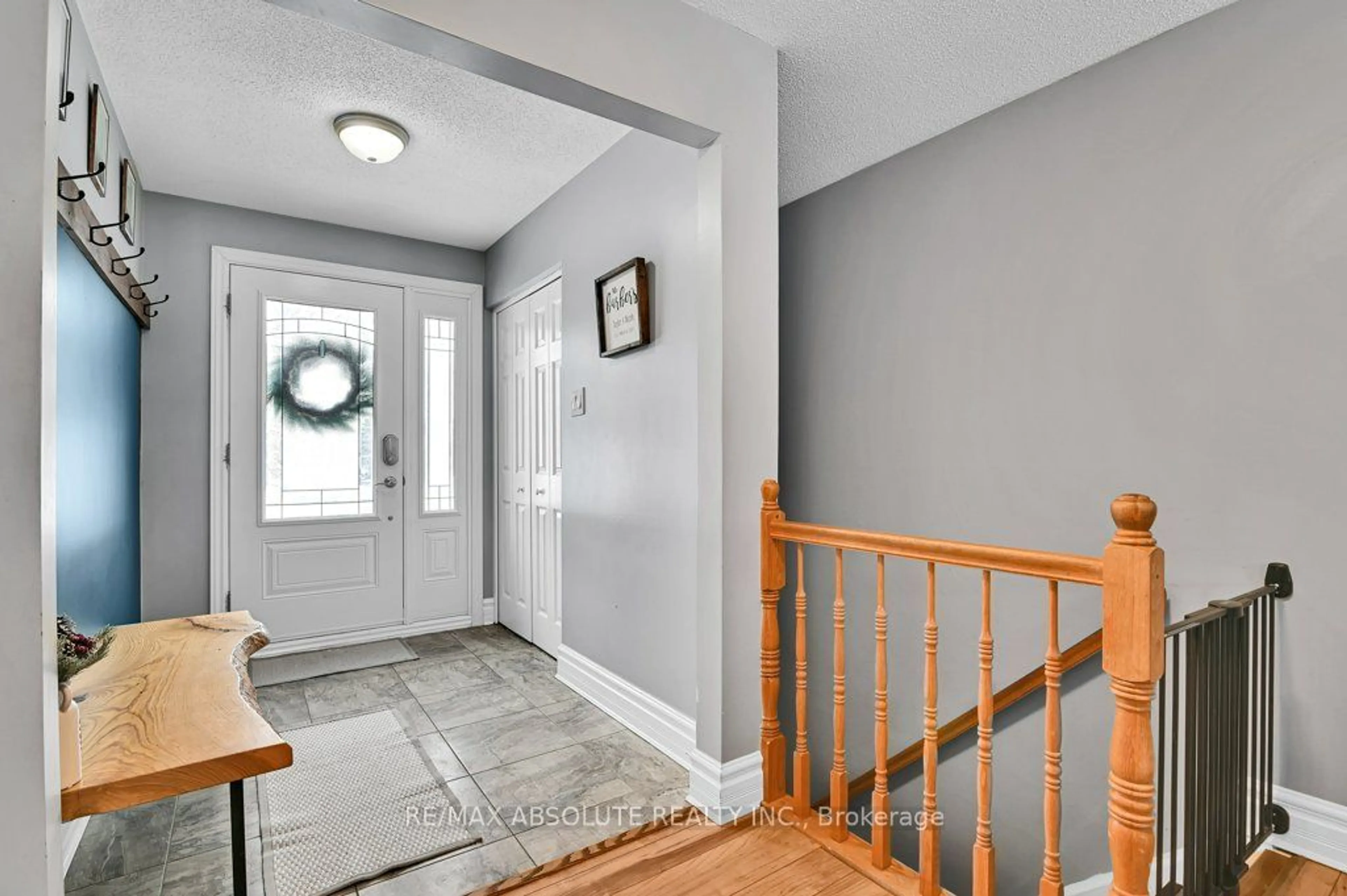 Indoor entryway for 518 Gascon St, Russell Ontario K4R 1C6