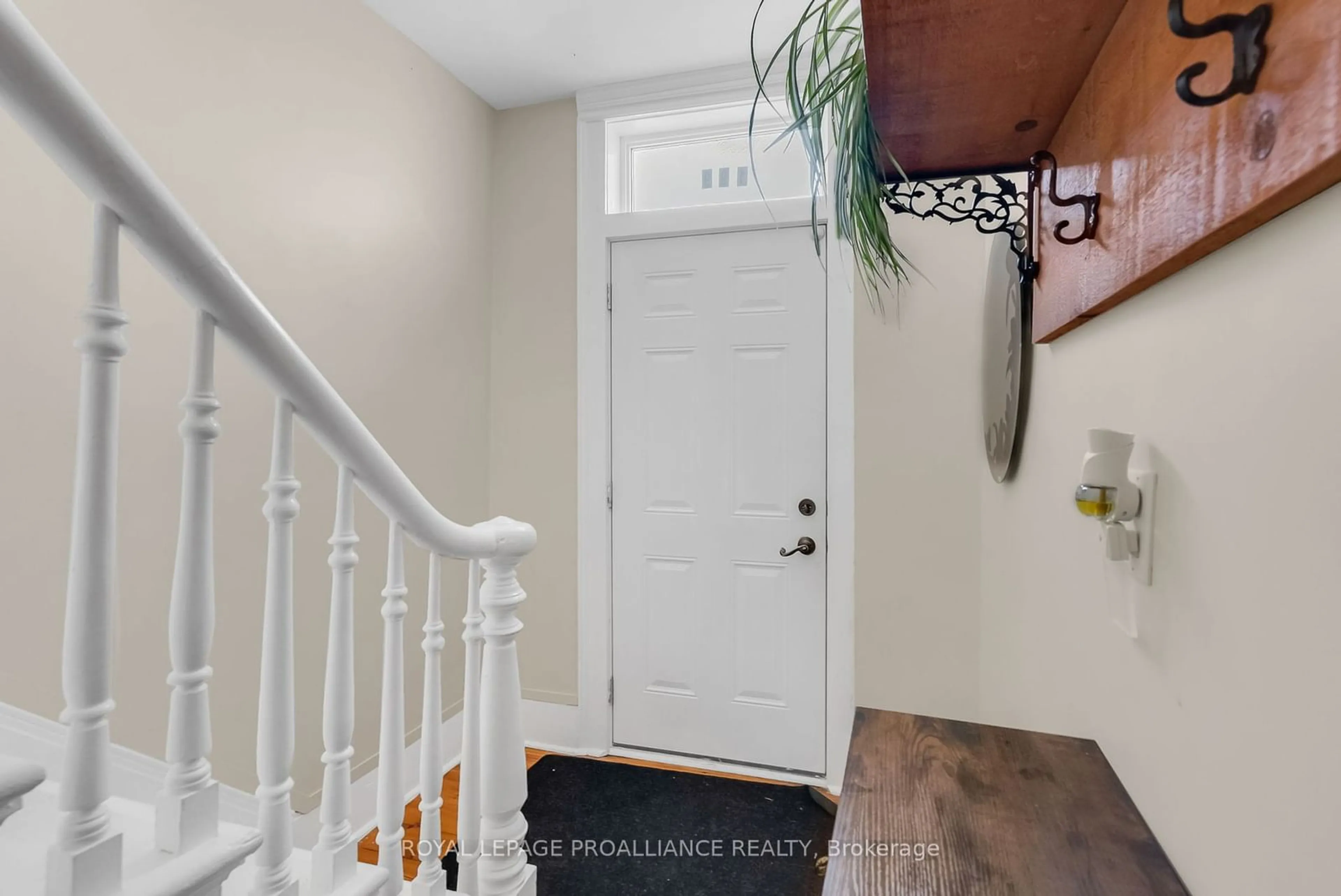 Indoor entryway for 199 University St, Cobourg Ontario K9A 2H4