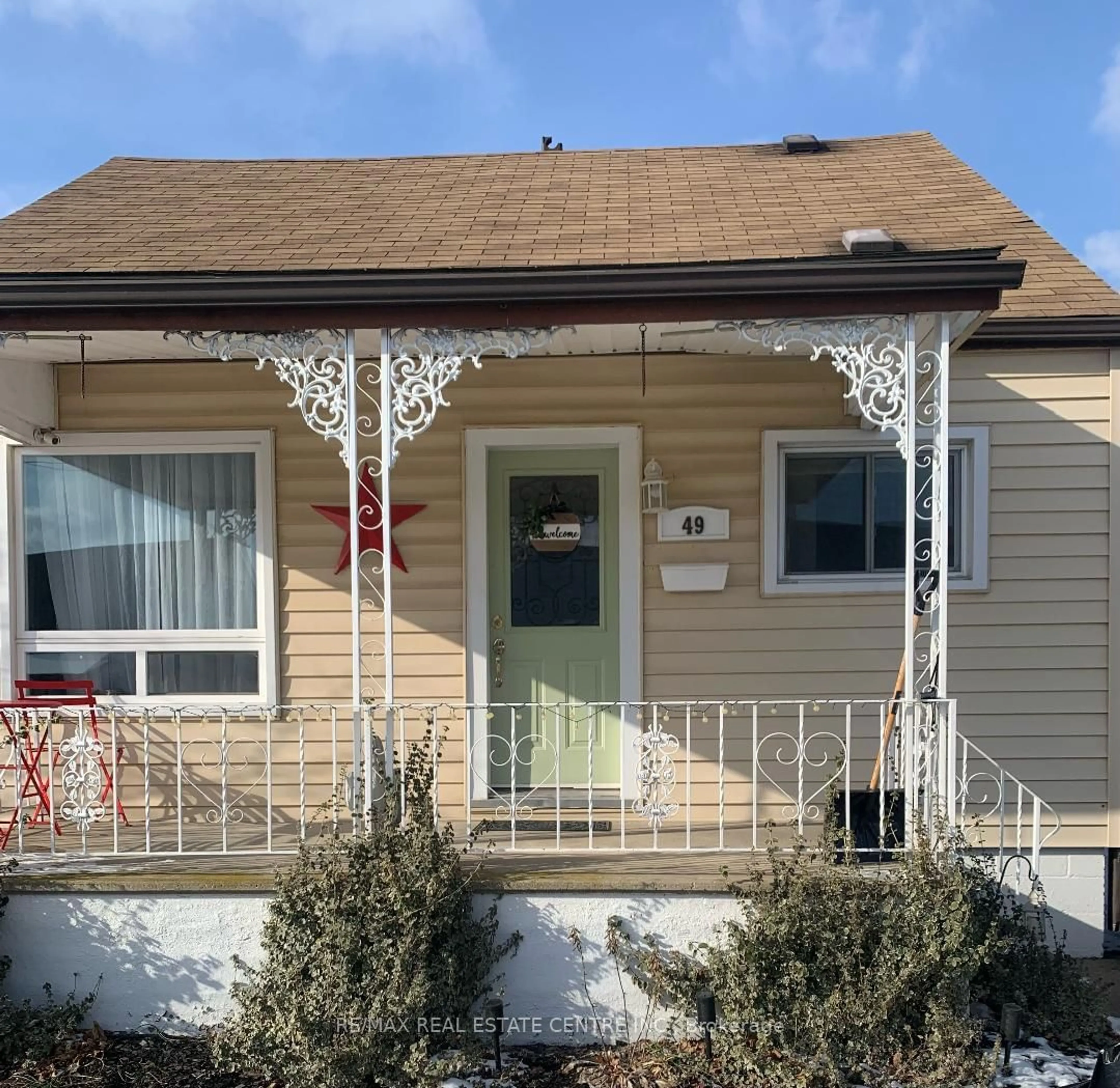 Home with vinyl exterior material, street for 49 Ninth Ave, Brantford Ontario N3S 1E2