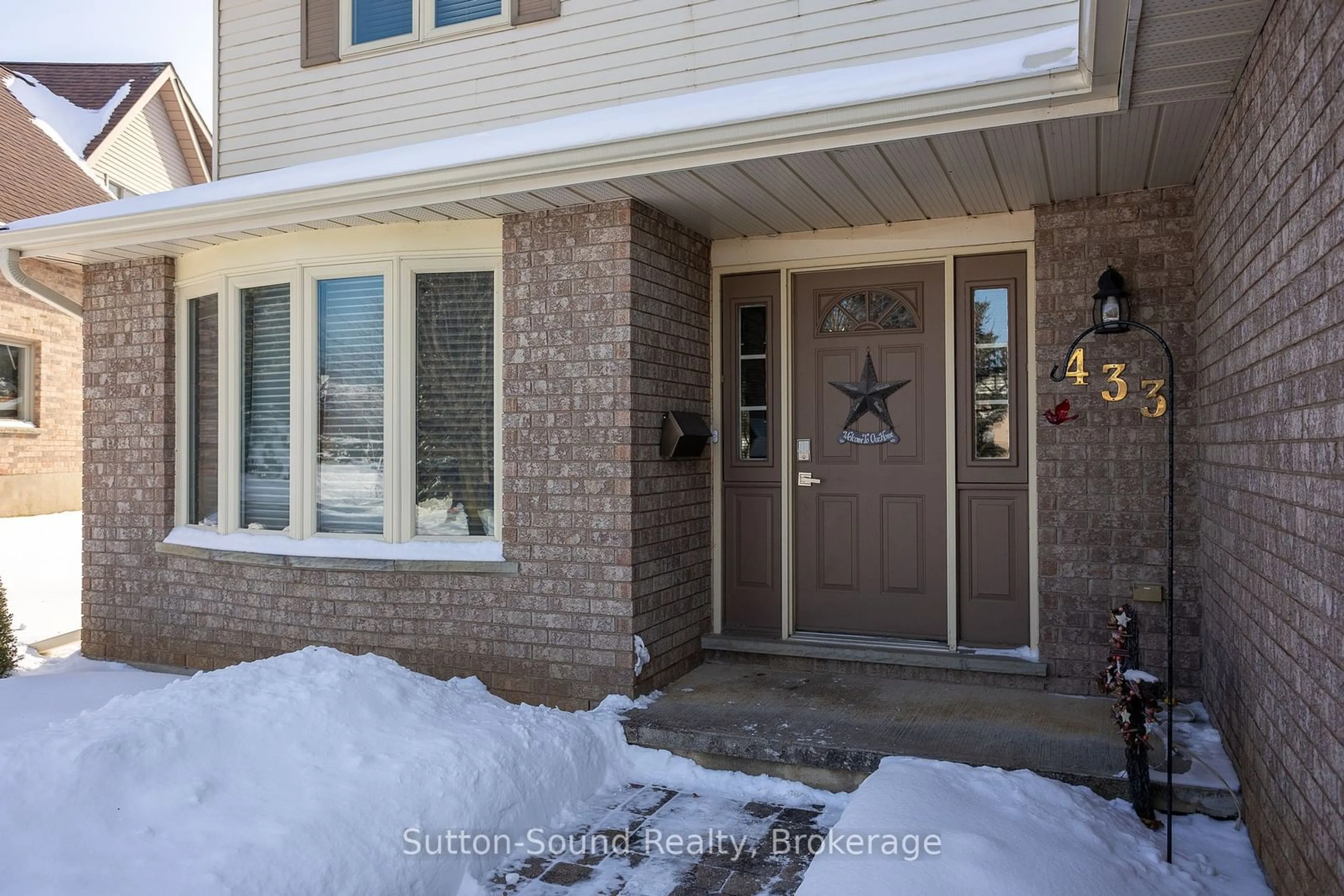 Indoor entryway for 433 8th Avenue A East Ave, Owen Sound Ontario N4K 6S8