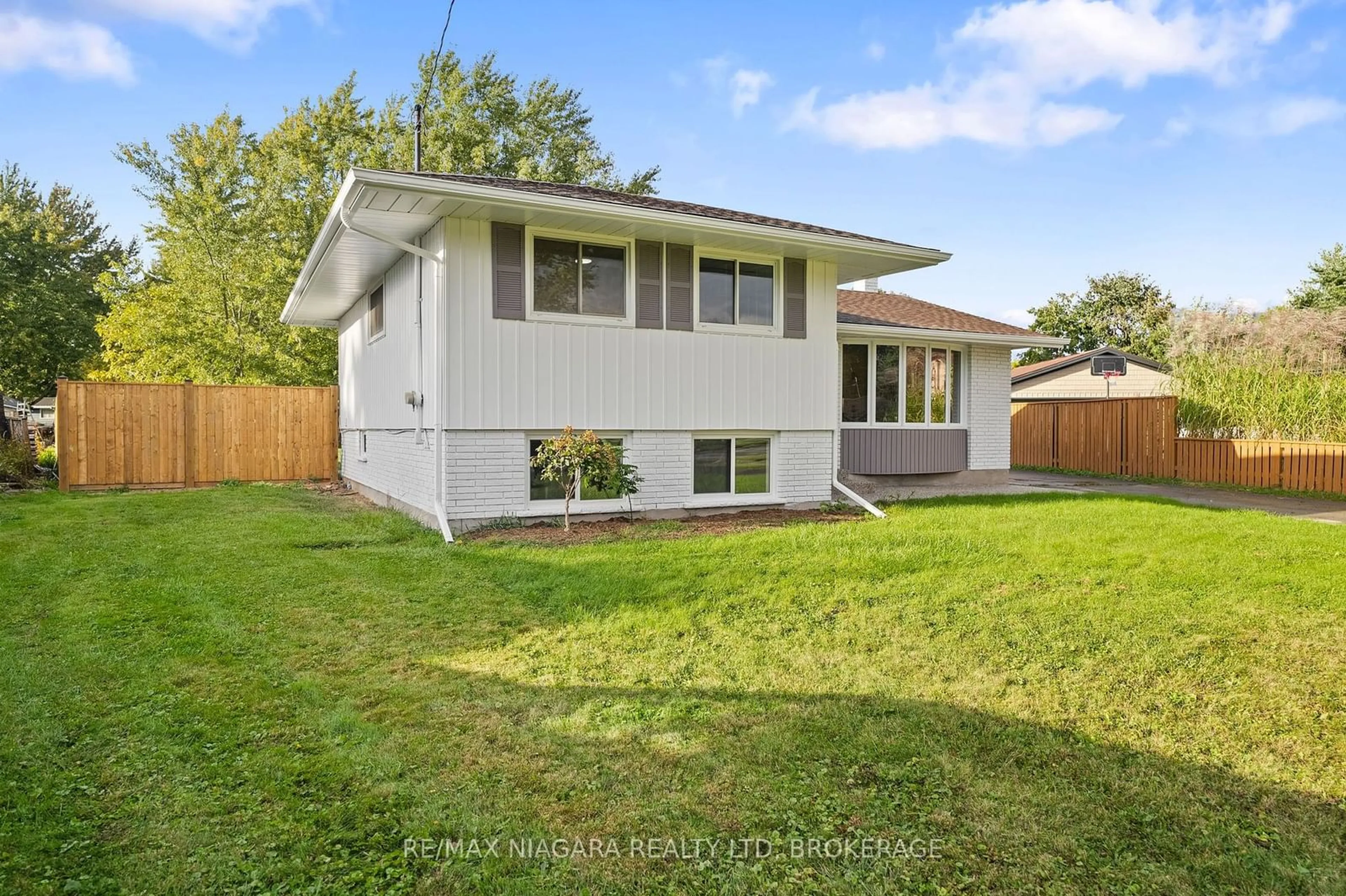 Home with vinyl exterior material, street for 78 BEVERLY Cres, Welland Ontario L3C 3P8