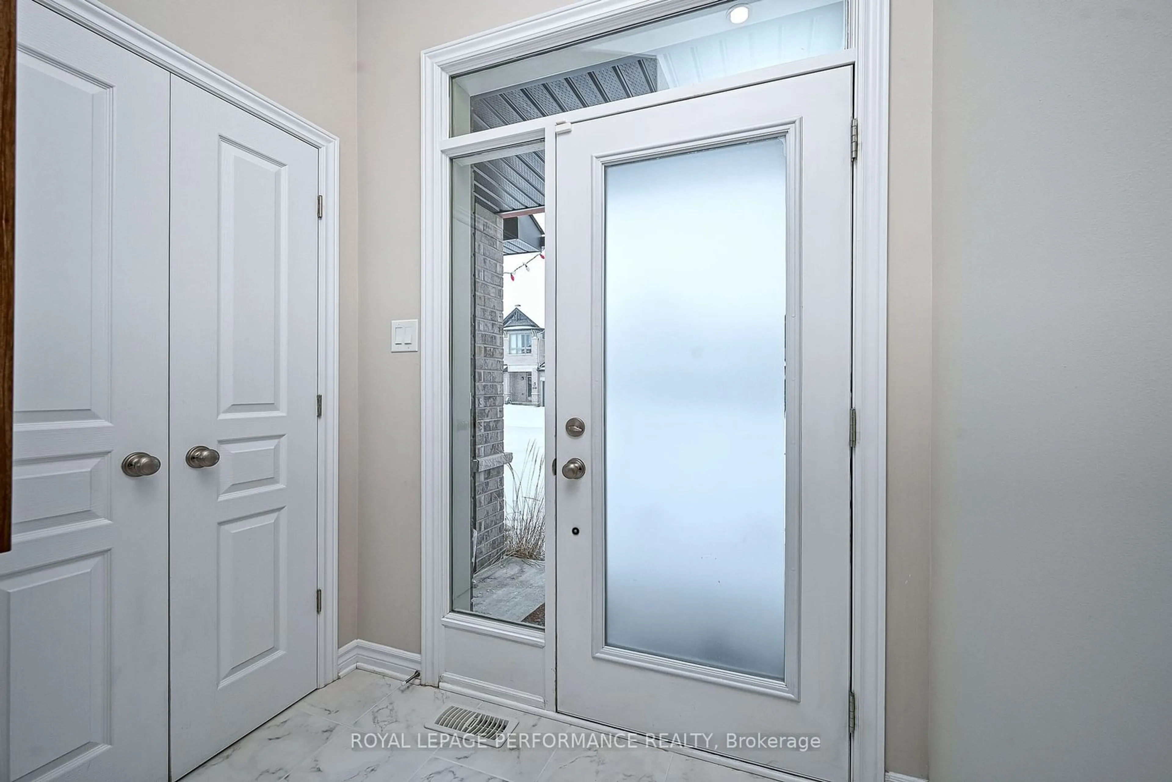 Indoor entryway for 160 Shinny Ave, Kanata Ontario K2V 0G4