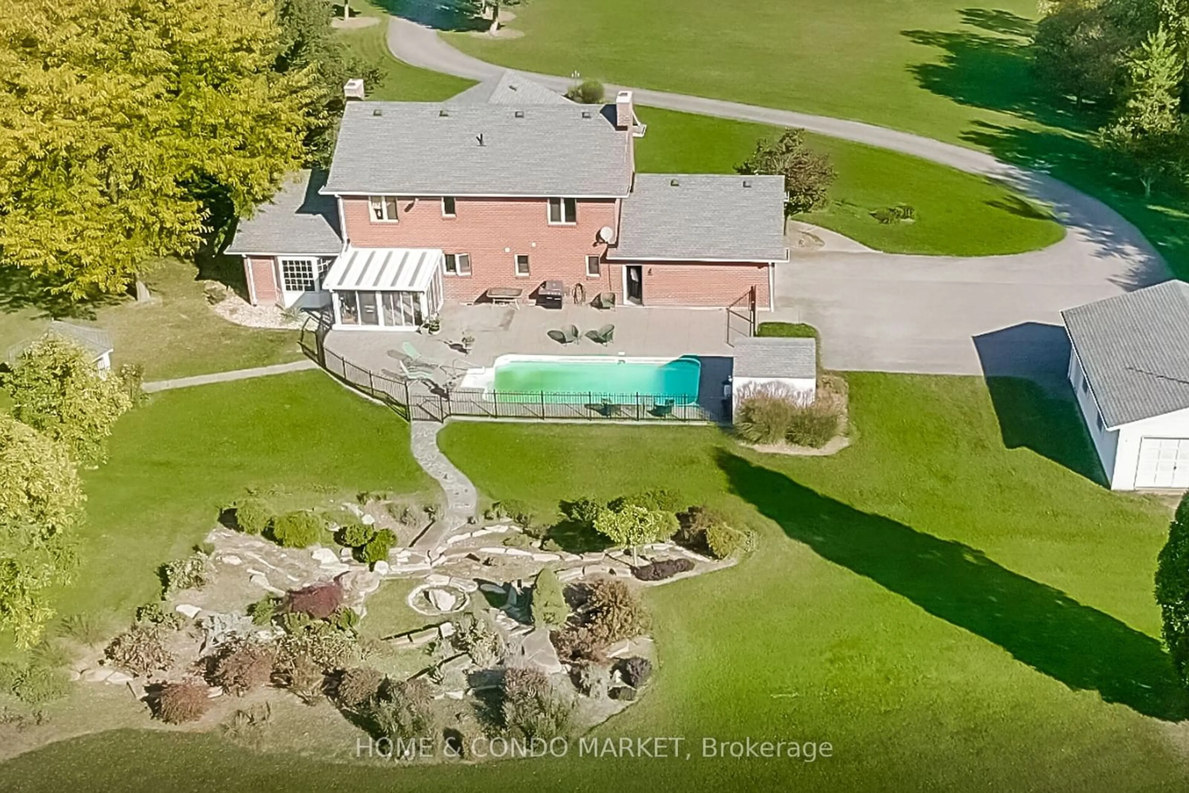 A pic from outside/outdoor area/front of a property/back of a property/a pic from drone, water/lake/river/ocean view for 1819 York Rd, Niagara-on-the-Lake Ontario L0S 1J0