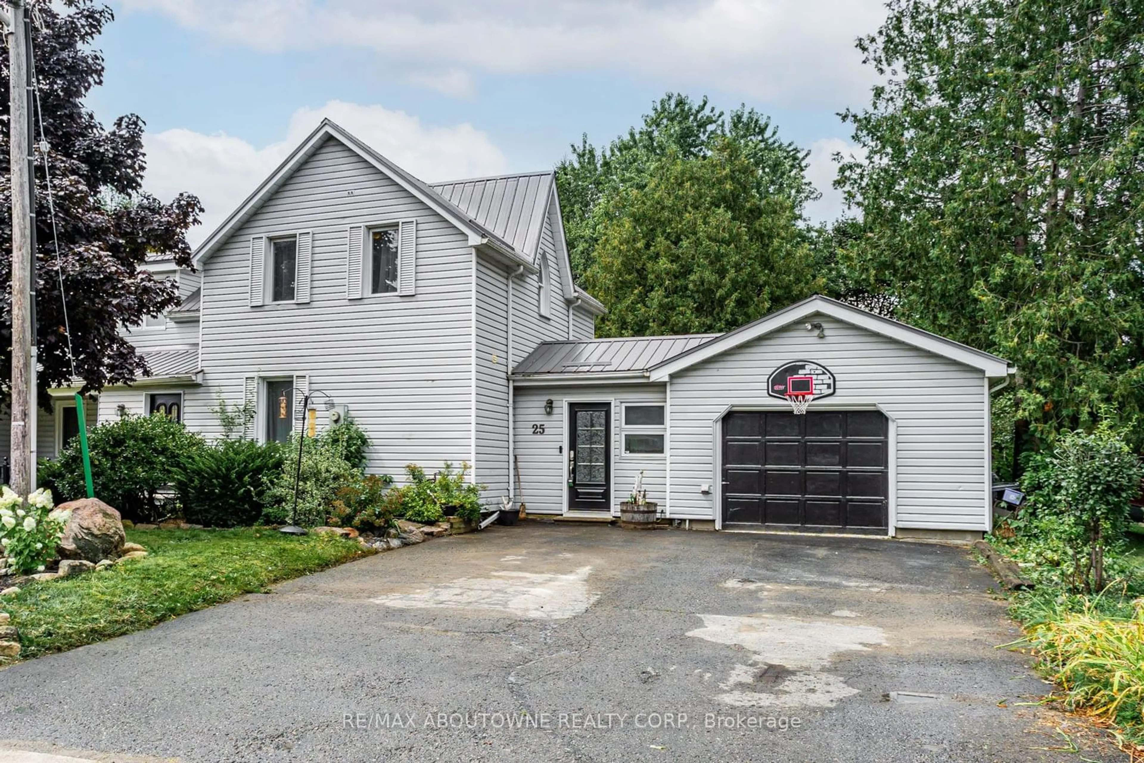 Indoor garage for 25 Dundas St, Erin Ontario N0B 1T0