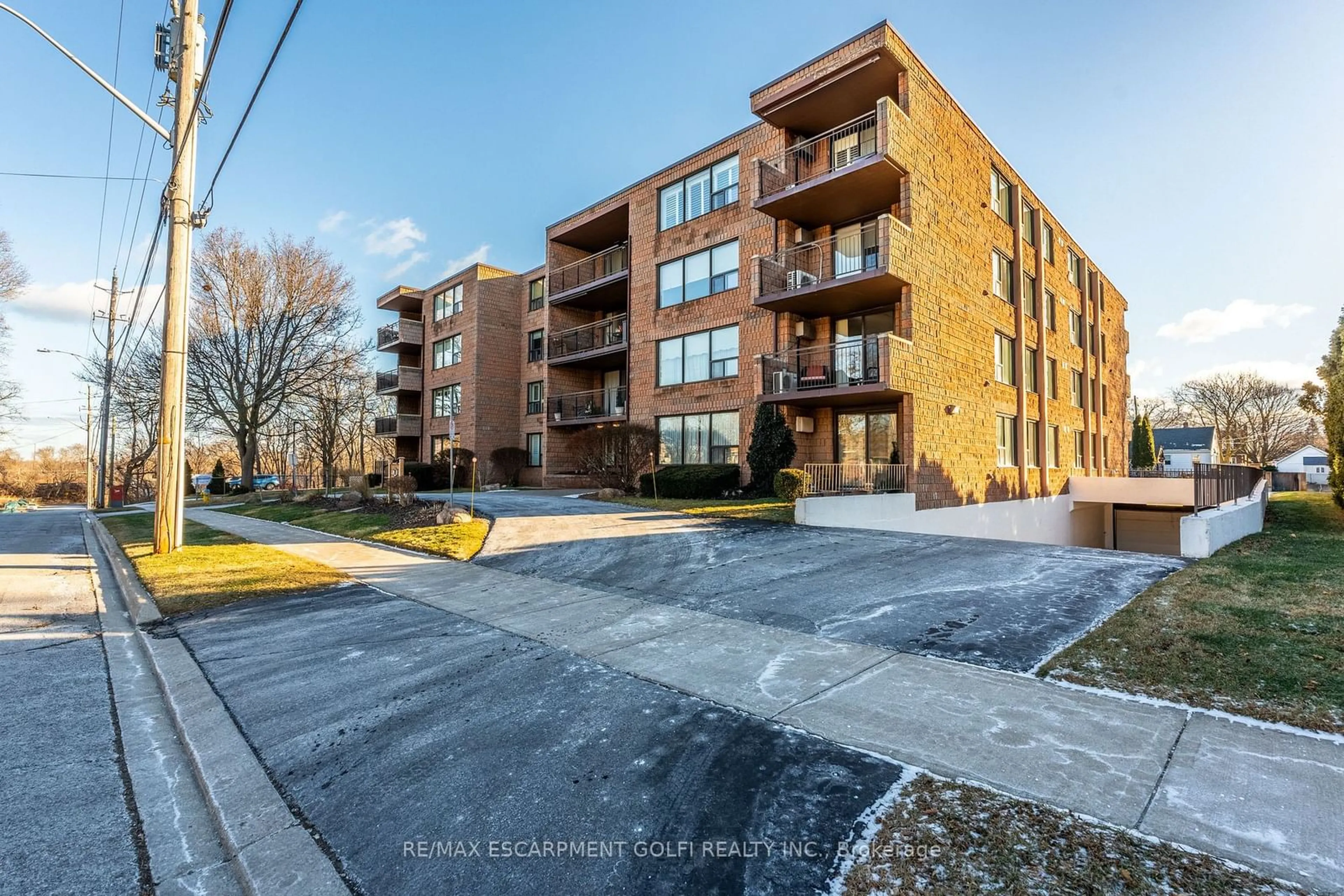 A pic from outside/outdoor area/front of a property/back of a property/a pic from drone, street for 28 Robinson St #303, Grimsby Ontario L3M 3C9