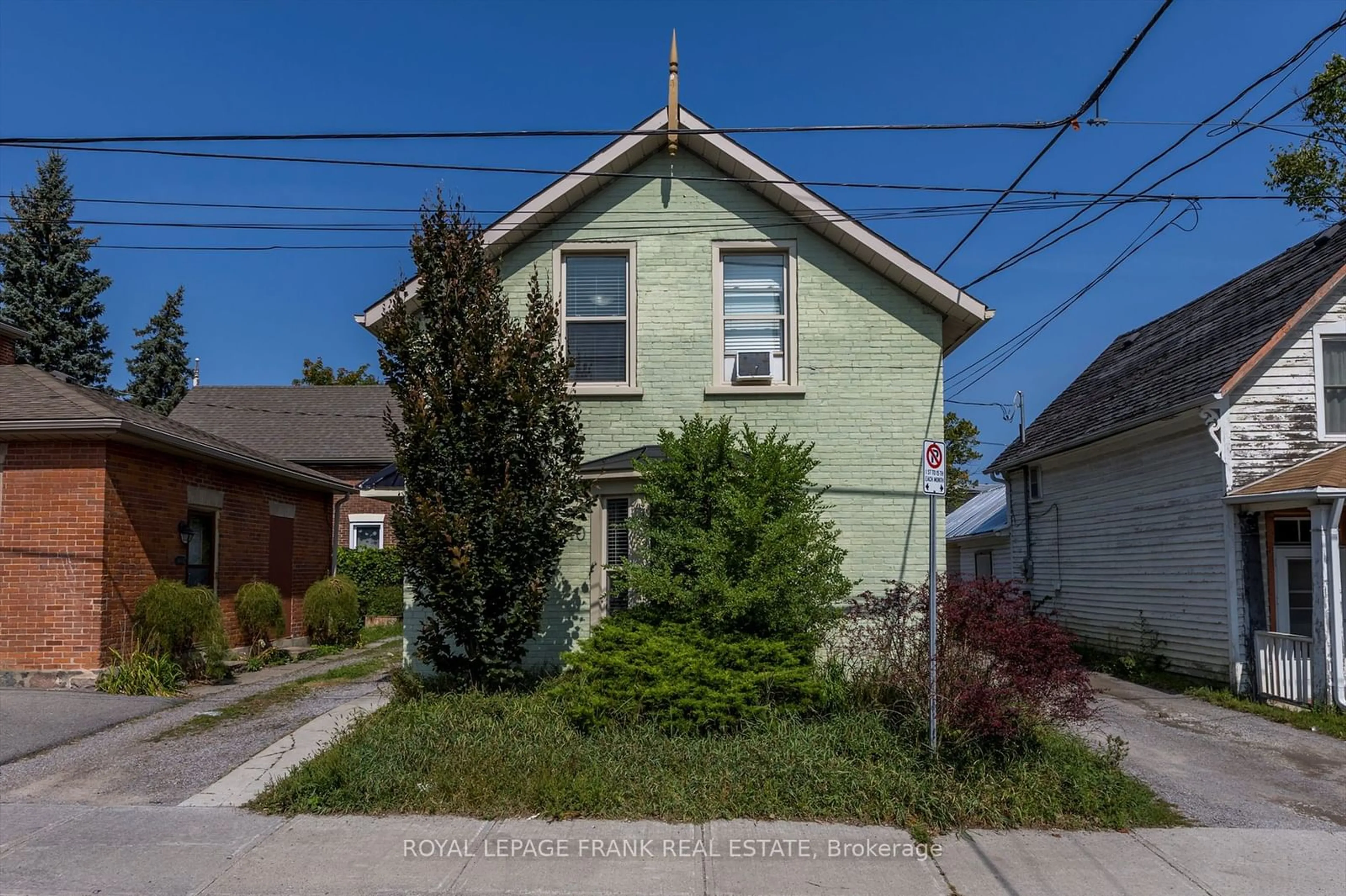 A pic from outside/outdoor area/front of a property/back of a property/a pic from drone, street for 140 Antrim St, Peterborough Ontario K9H 3G3