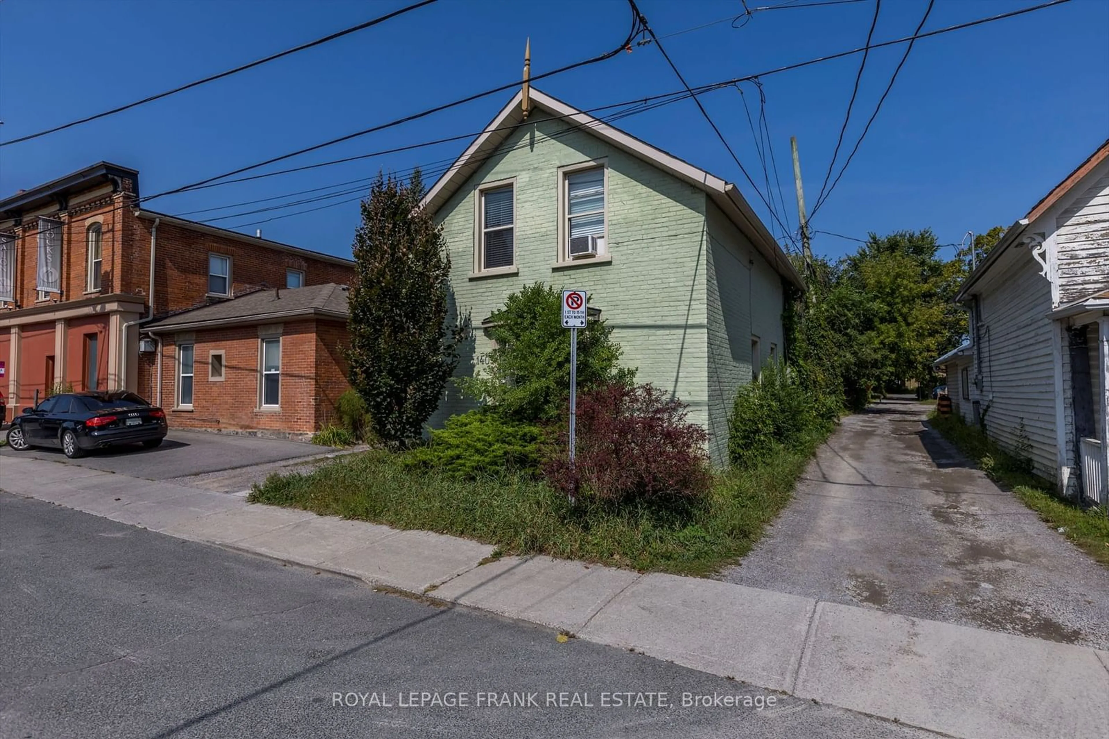 A pic from outside/outdoor area/front of a property/back of a property/a pic from drone, street for 140 Antrim St, Peterborough Ontario K9H 3G3