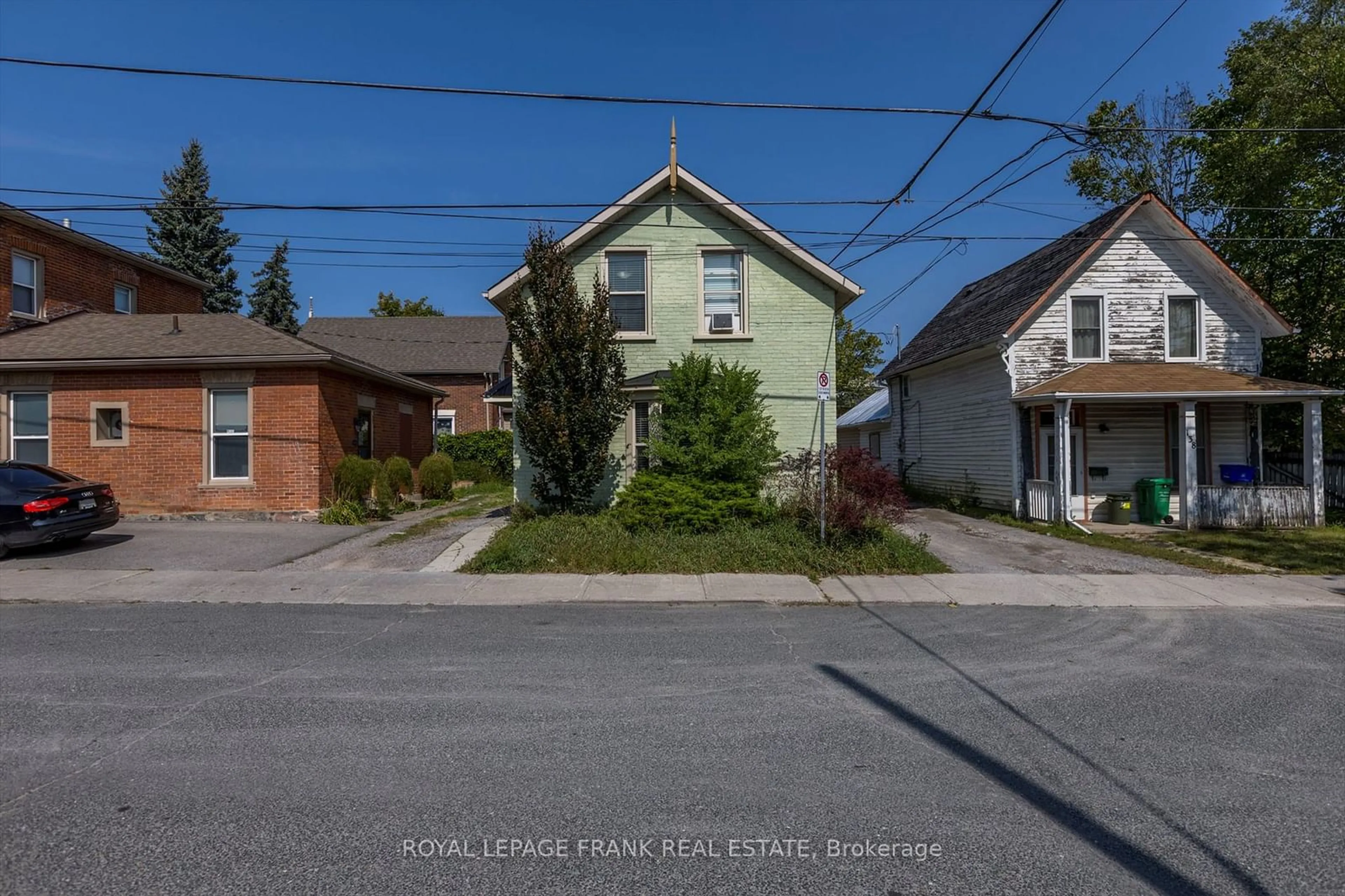 A pic from outside/outdoor area/front of a property/back of a property/a pic from drone, street for 140 Antrim St, Peterborough Ontario K9H 3G3