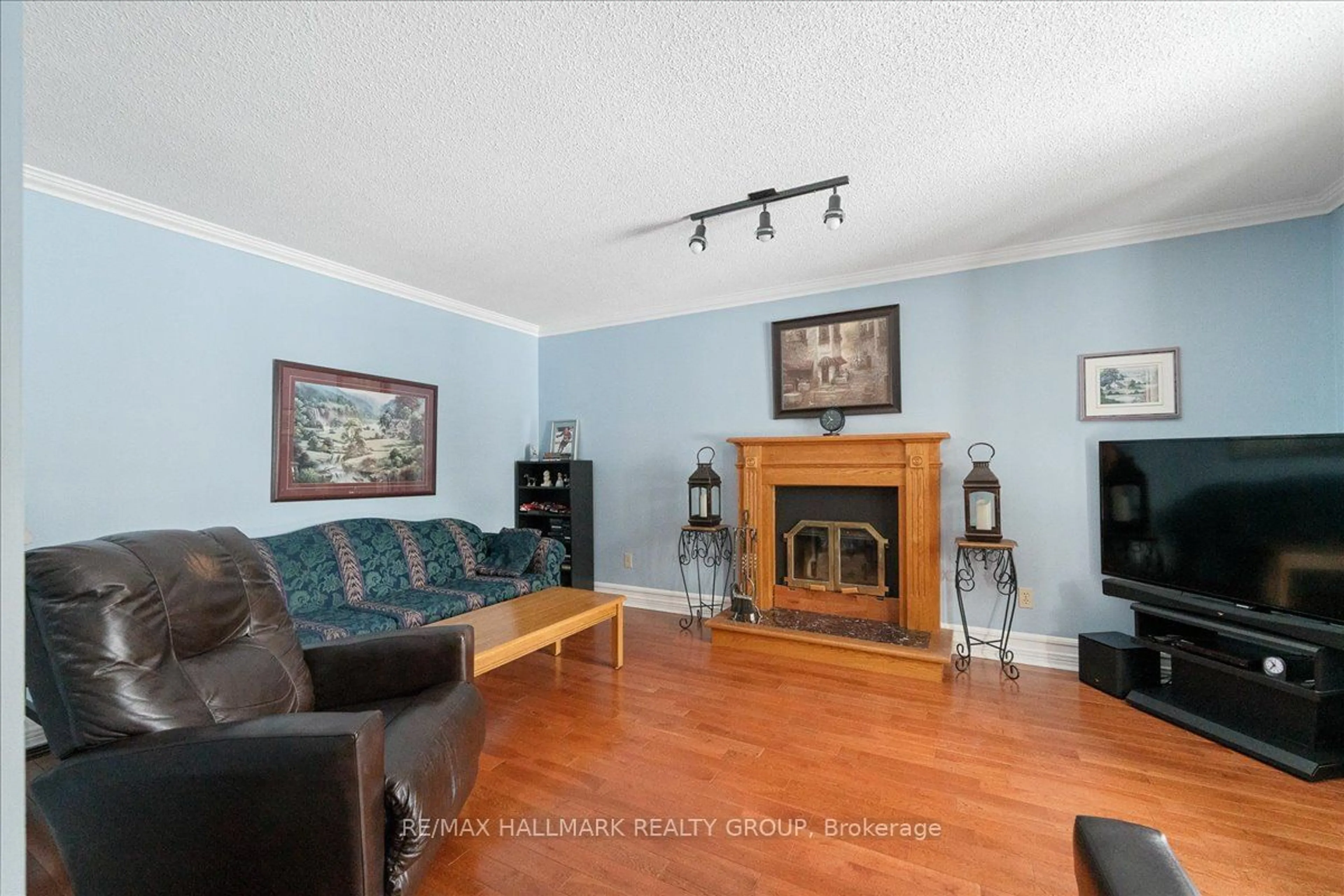 Living room with furniture, unknown for 3408 Kentucky Lane, Orleans - Cumberland and Area Ontario K4B 1N9