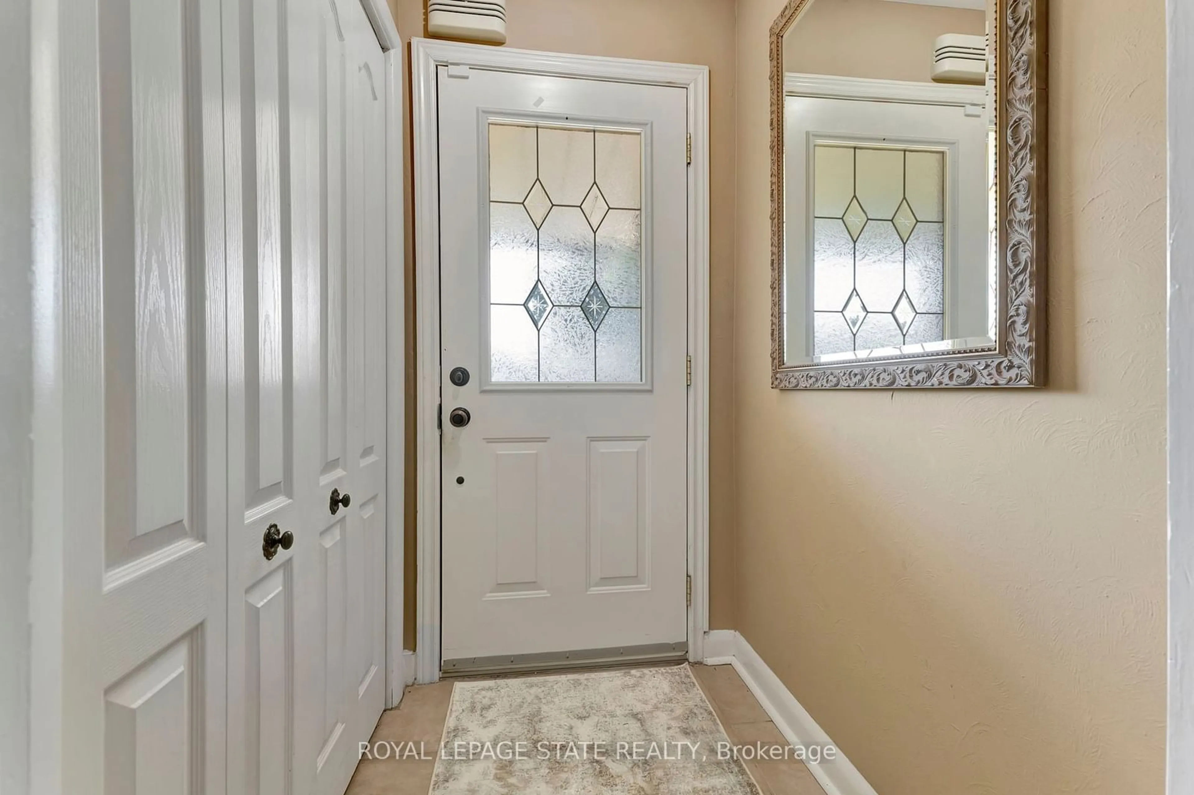 Indoor entryway for 56 Skyland Dr, Hamilton Ontario L9A 3C1