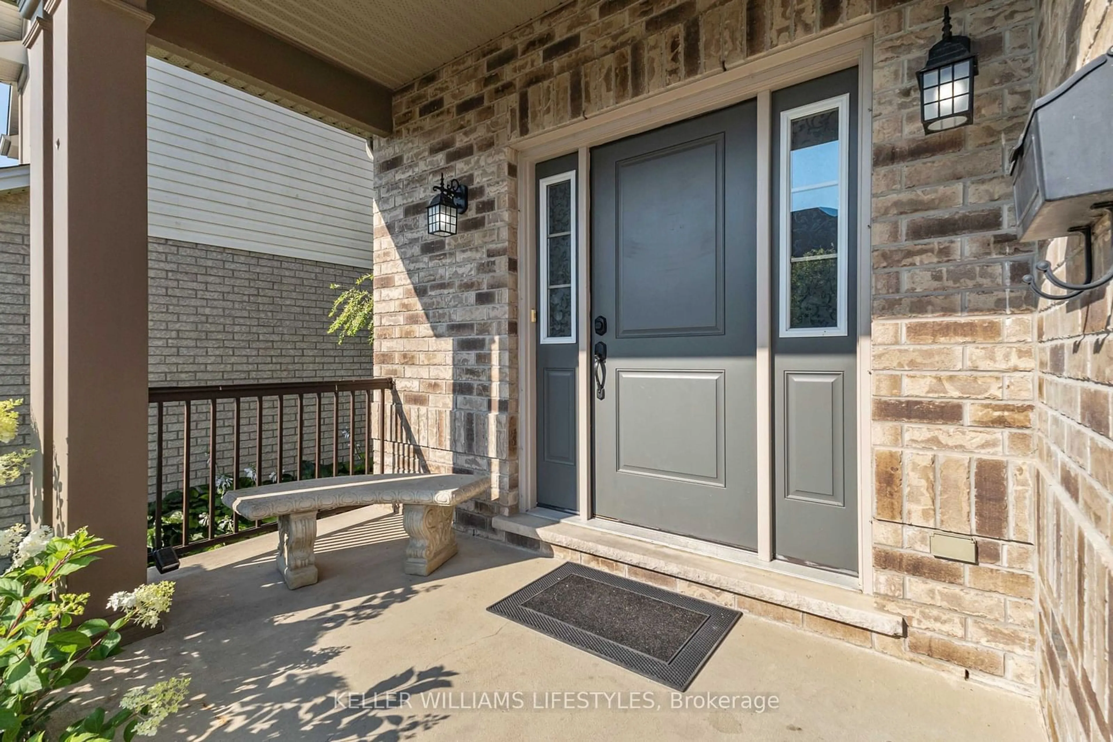 Indoor entryway for 2077 SPRINGRIDGE Dr, London Ontario N5X 0H3