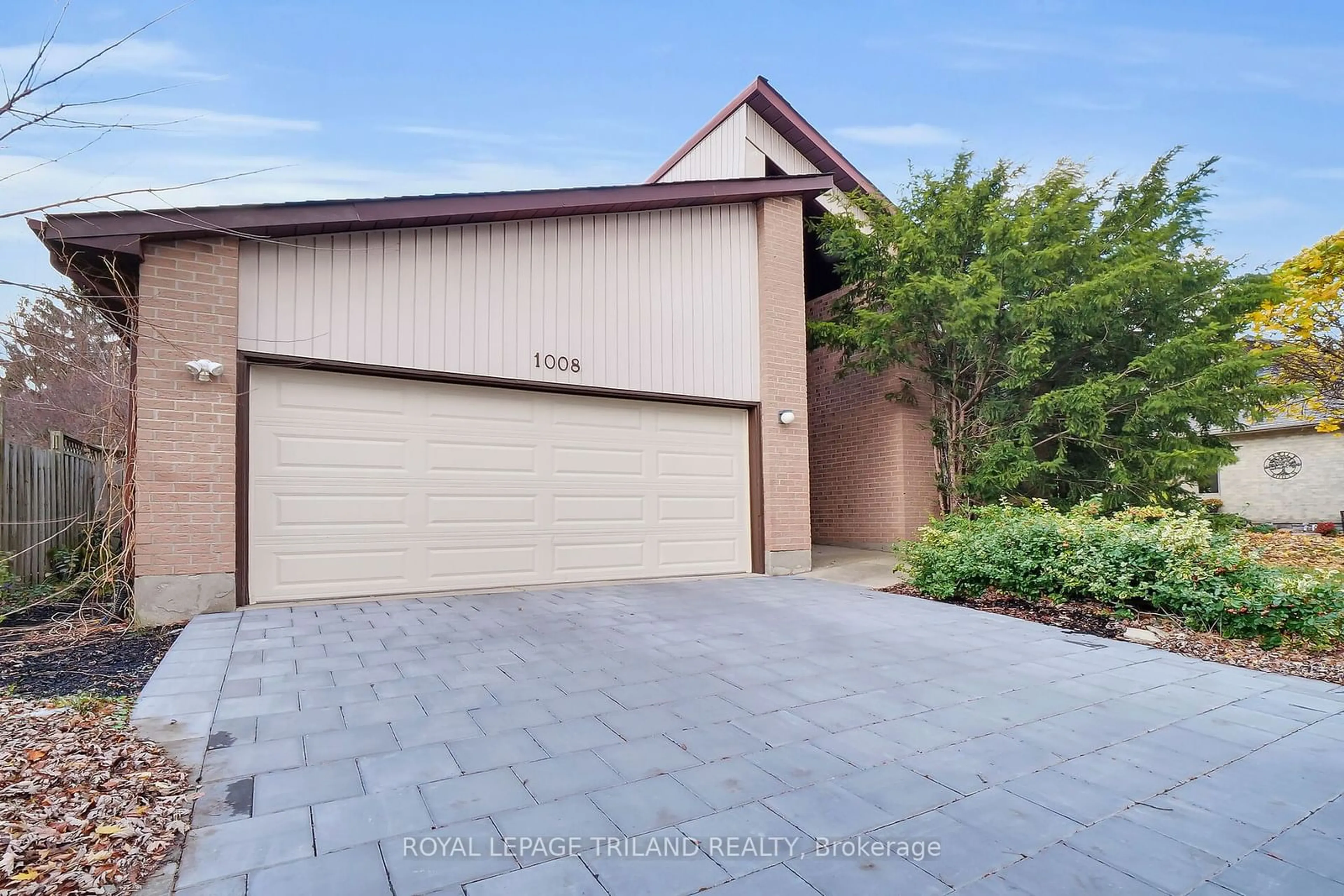 A pic from outside/outdoor area/front of a property/back of a property/a pic from drone, street for 1008 Thistledown Way, London Ontario N6G 4L7