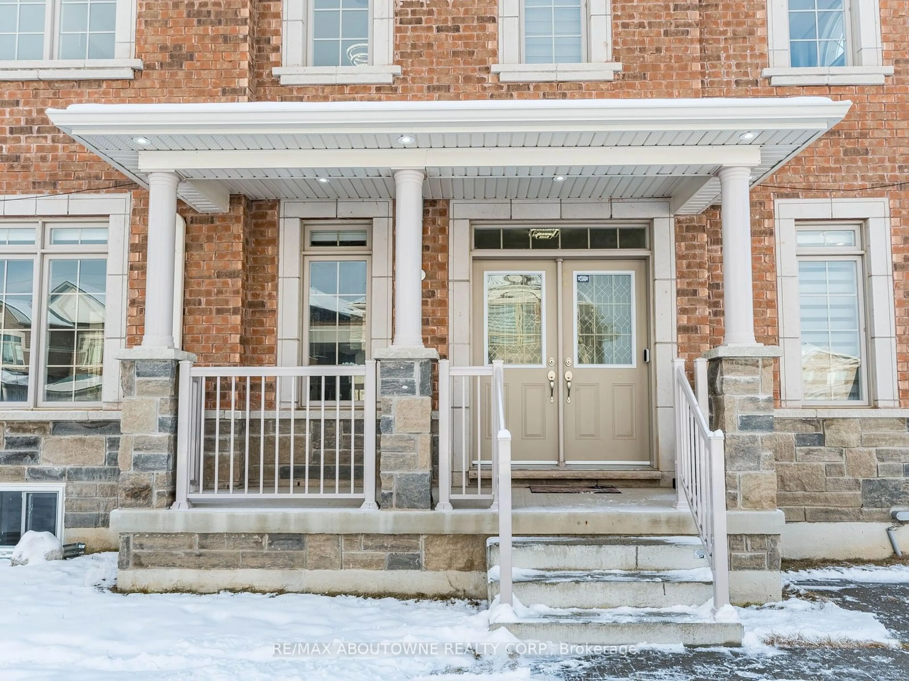 Indoor entryway for 220 Great Falls Blvd, Hamilton Ontario L0R 2H7