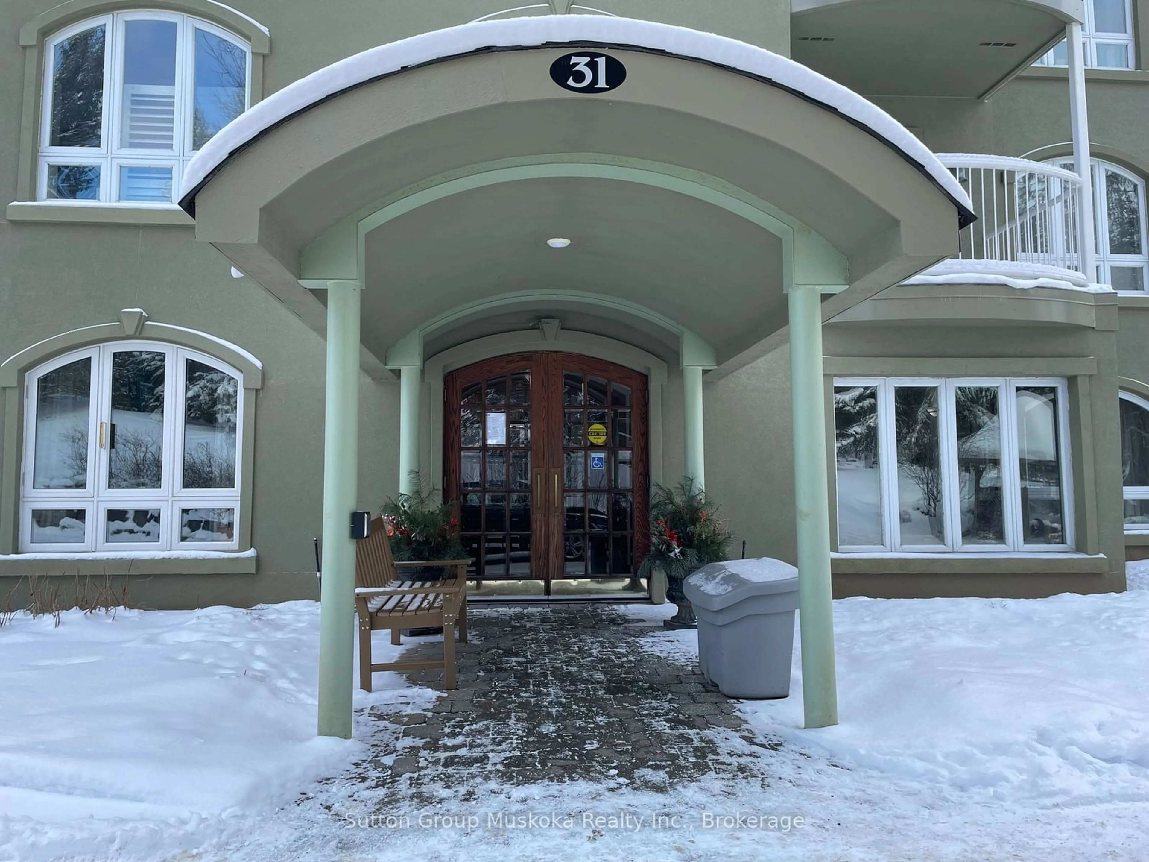 Indoor entryway for 31 Dairy Lane #204, Huntsville Ontario P1H 2L8