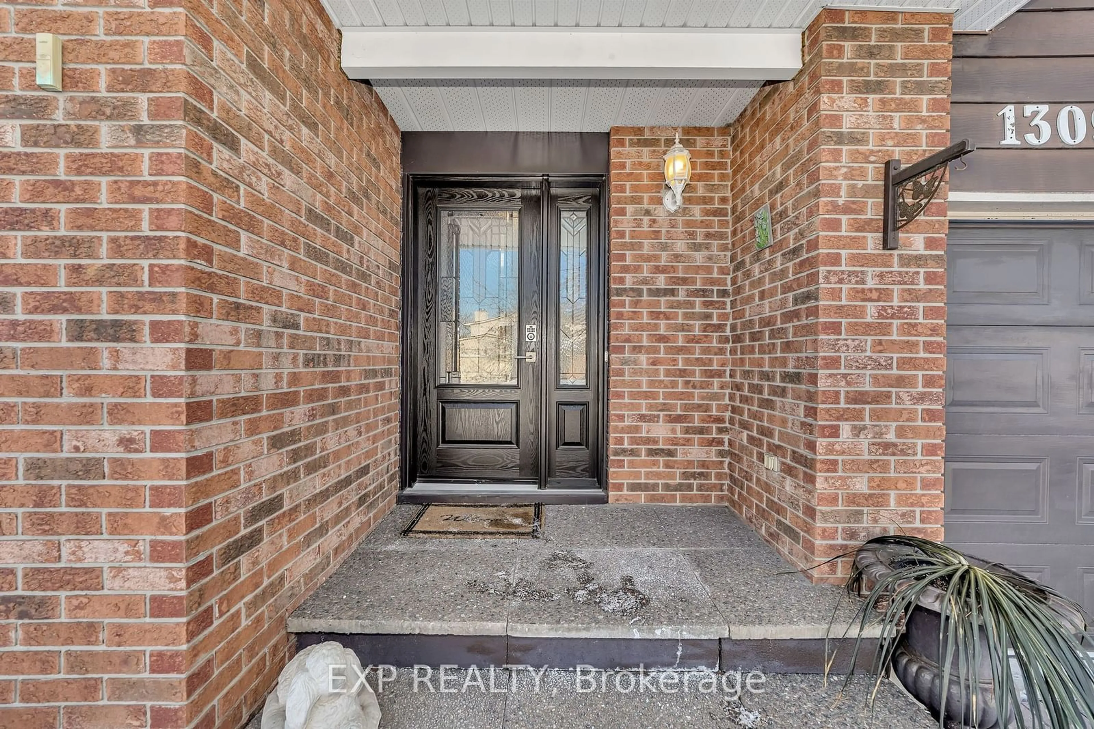 Indoor entryway for 1309 Plante Dr, Ottawa Ontario K1V 9Z8