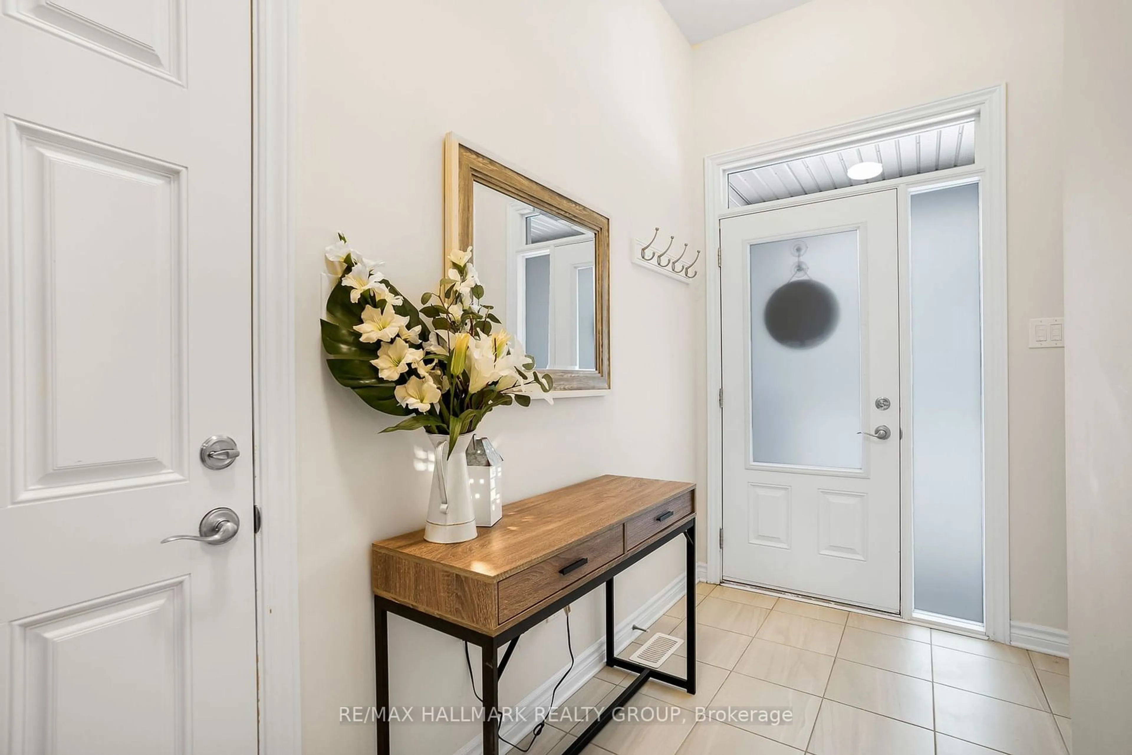 Indoor entryway for 565 Enclave Lane, Clarence-Rockland Ontario K4K 0M8