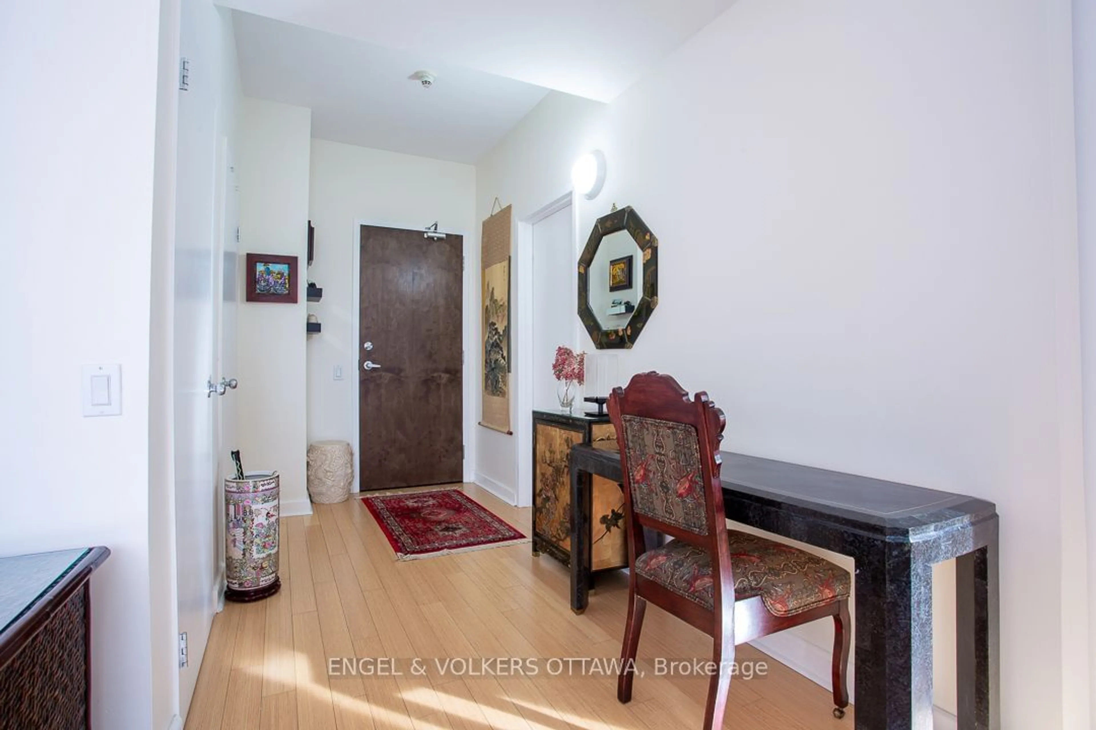 Indoor foyer for 180 YORK St #301, Lower Town - Sandy Hill Ontario K1N 8W4