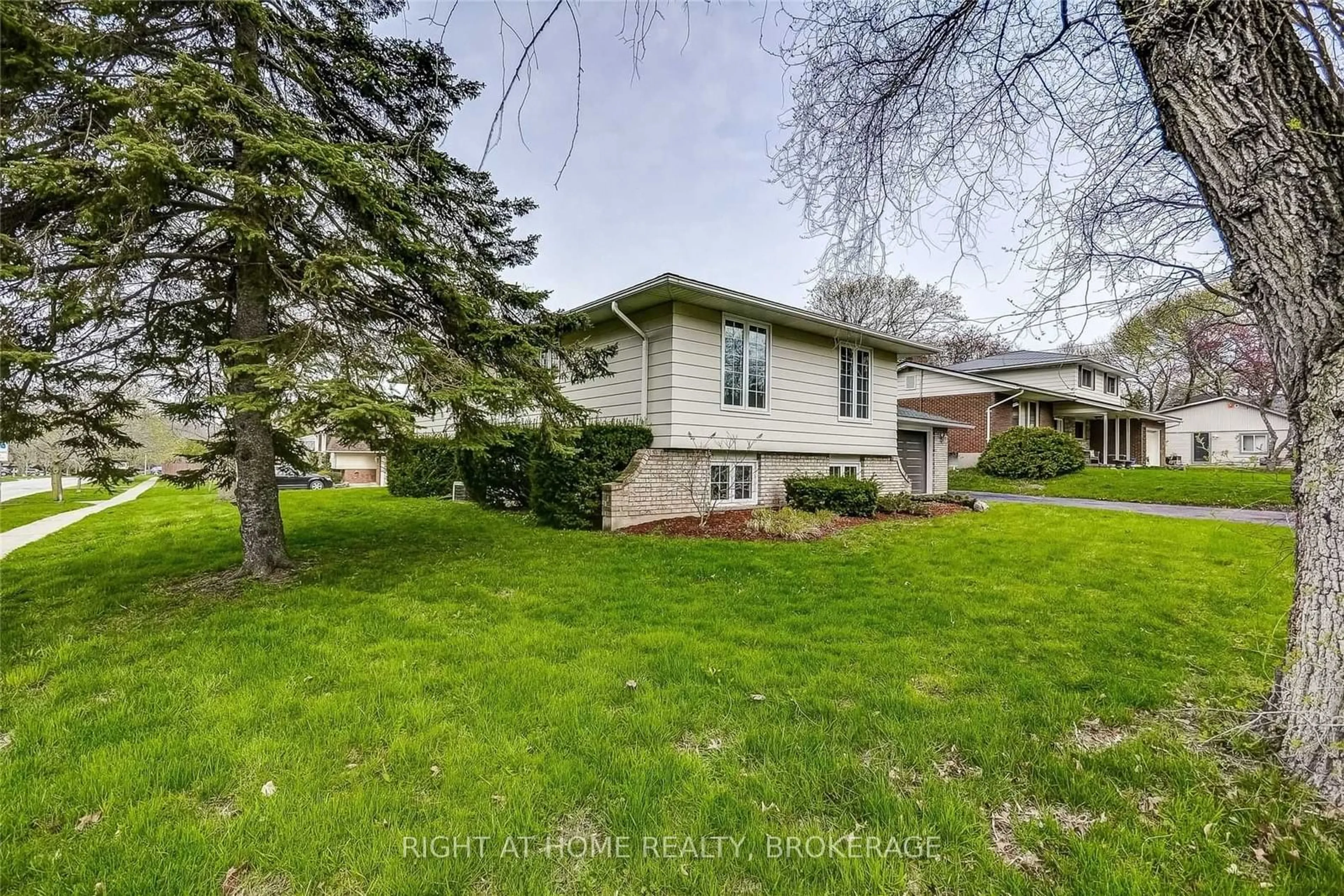 A pic from outside/outdoor area/front of a property/back of a property/a pic from drone, street for 1190 HAIST St, Pelham Ontario L0S 1E2