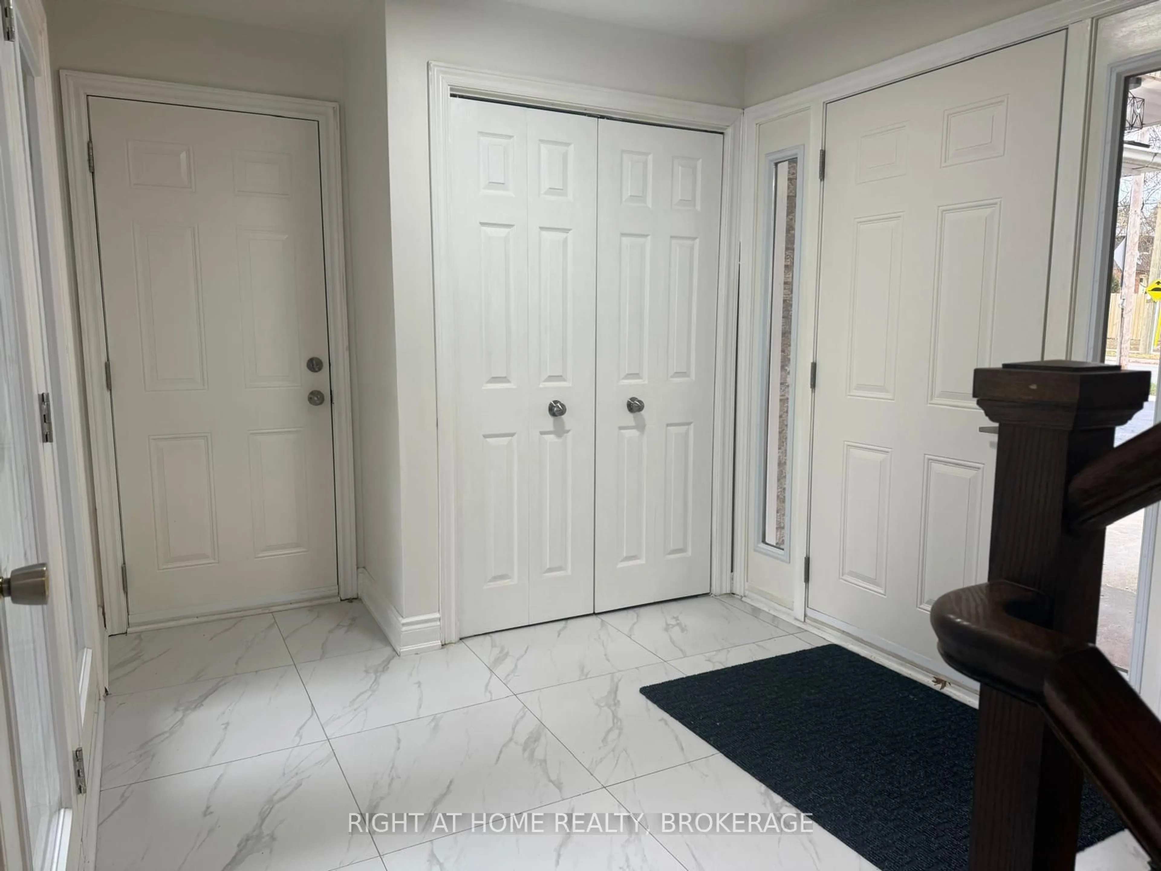 Indoor entryway for 1190 HAIST St, Pelham Ontario L0S 1E2