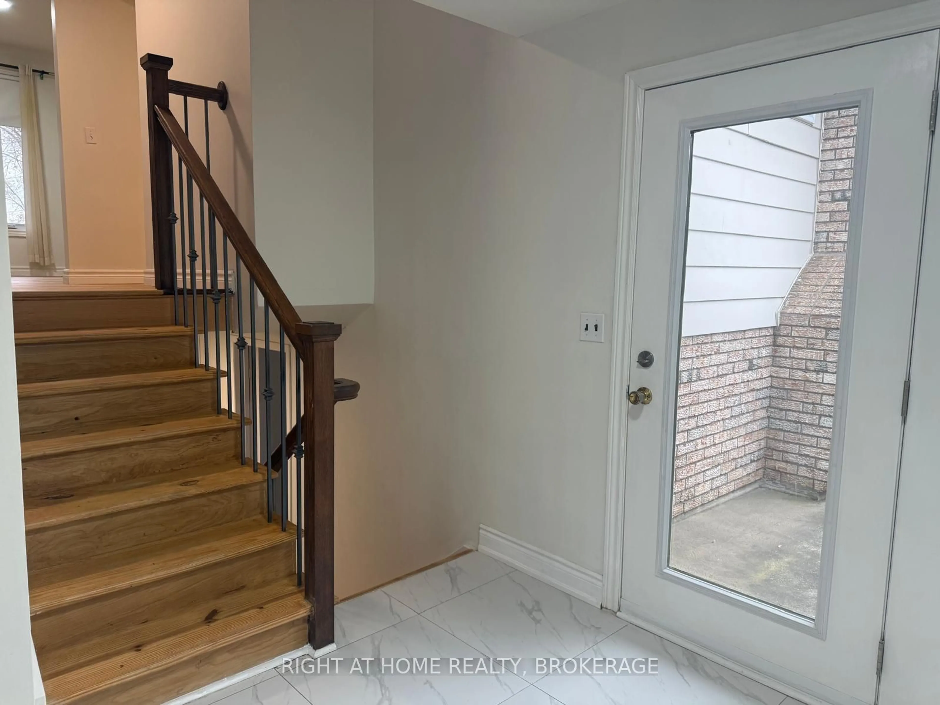 Indoor entryway for 1190 HAIST St, Pelham Ontario L0S 1E2