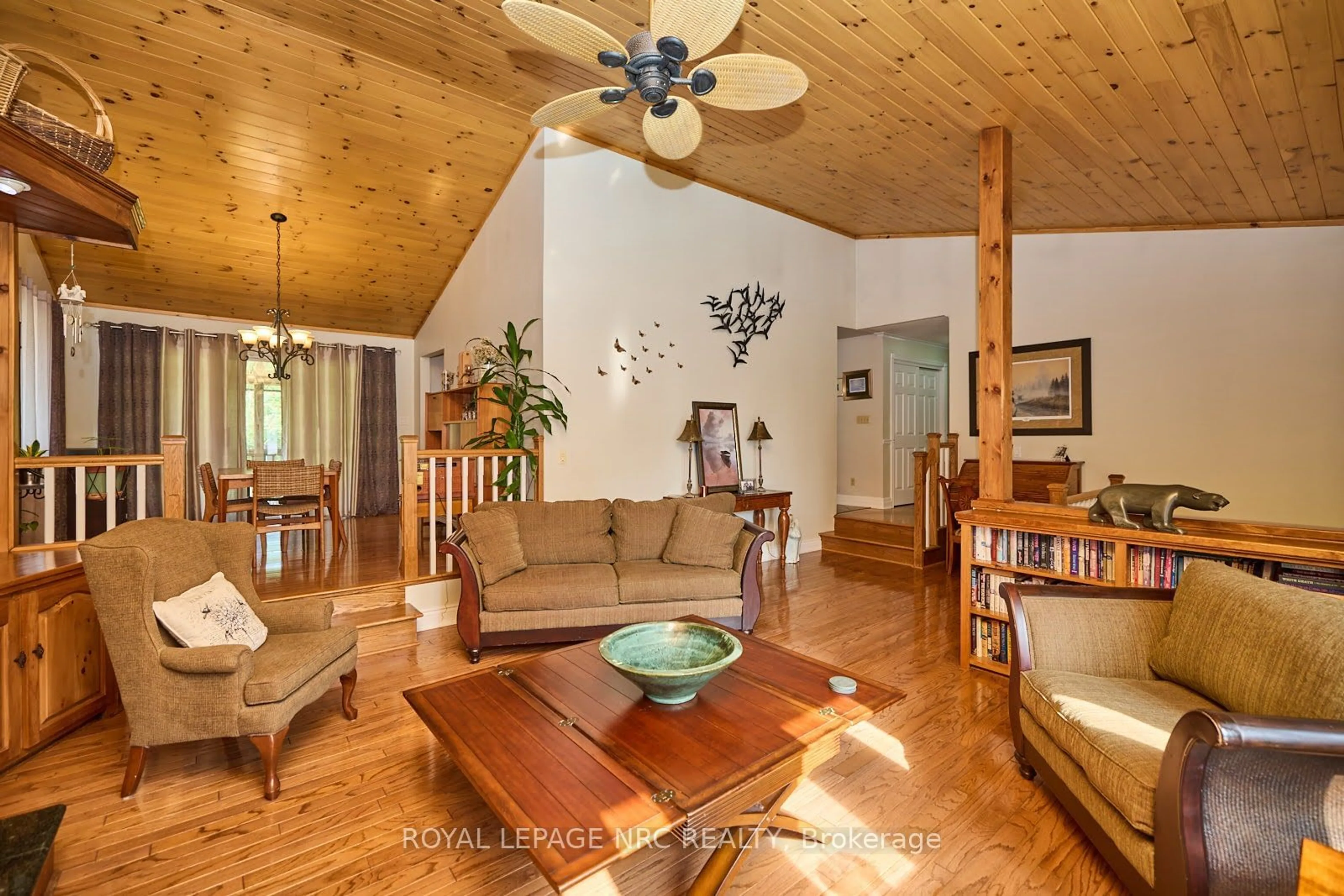 Living room with furniture, wood/laminate floor for 51250 TUNNACLIFFE Rd, Wainfleet Ontario L3B 5N6