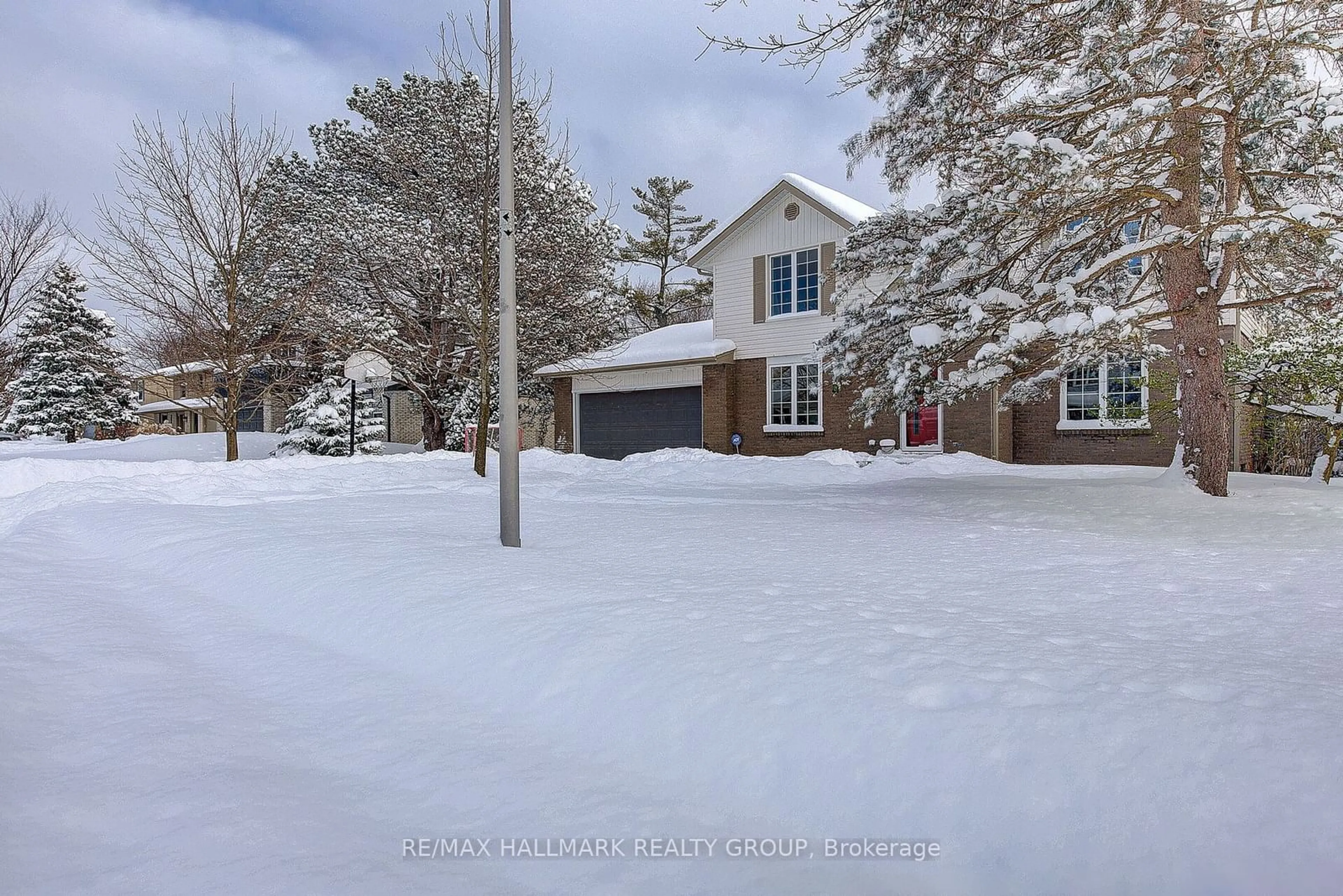 A pic from outside/outdoor area/front of a property/back of a property/a pic from drone, street for 92 Leland Rd, London Ontario N6K 1T3