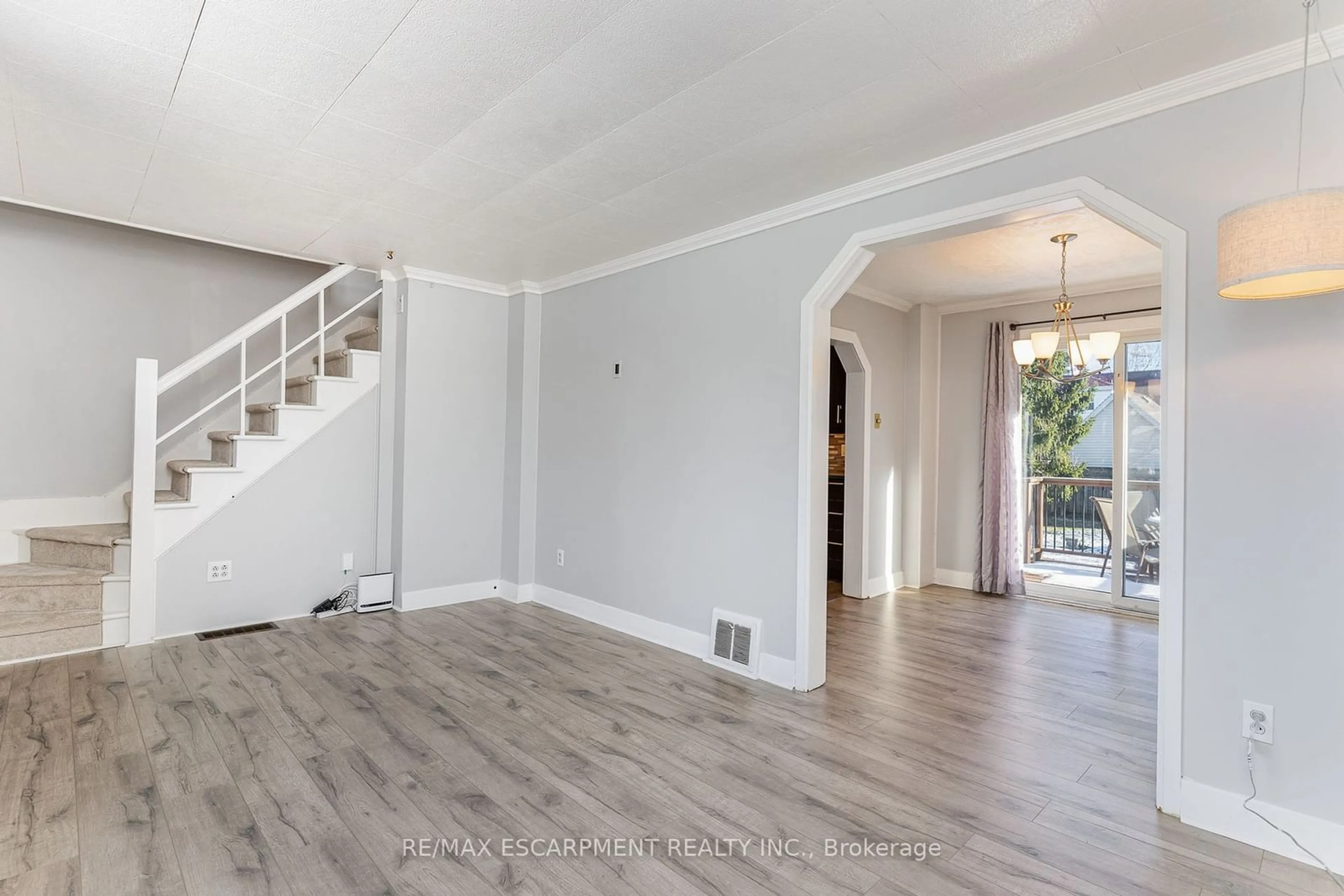 Indoor entryway for 69 Lower Horning Rd, Hamilton Ontario L8S 3E9