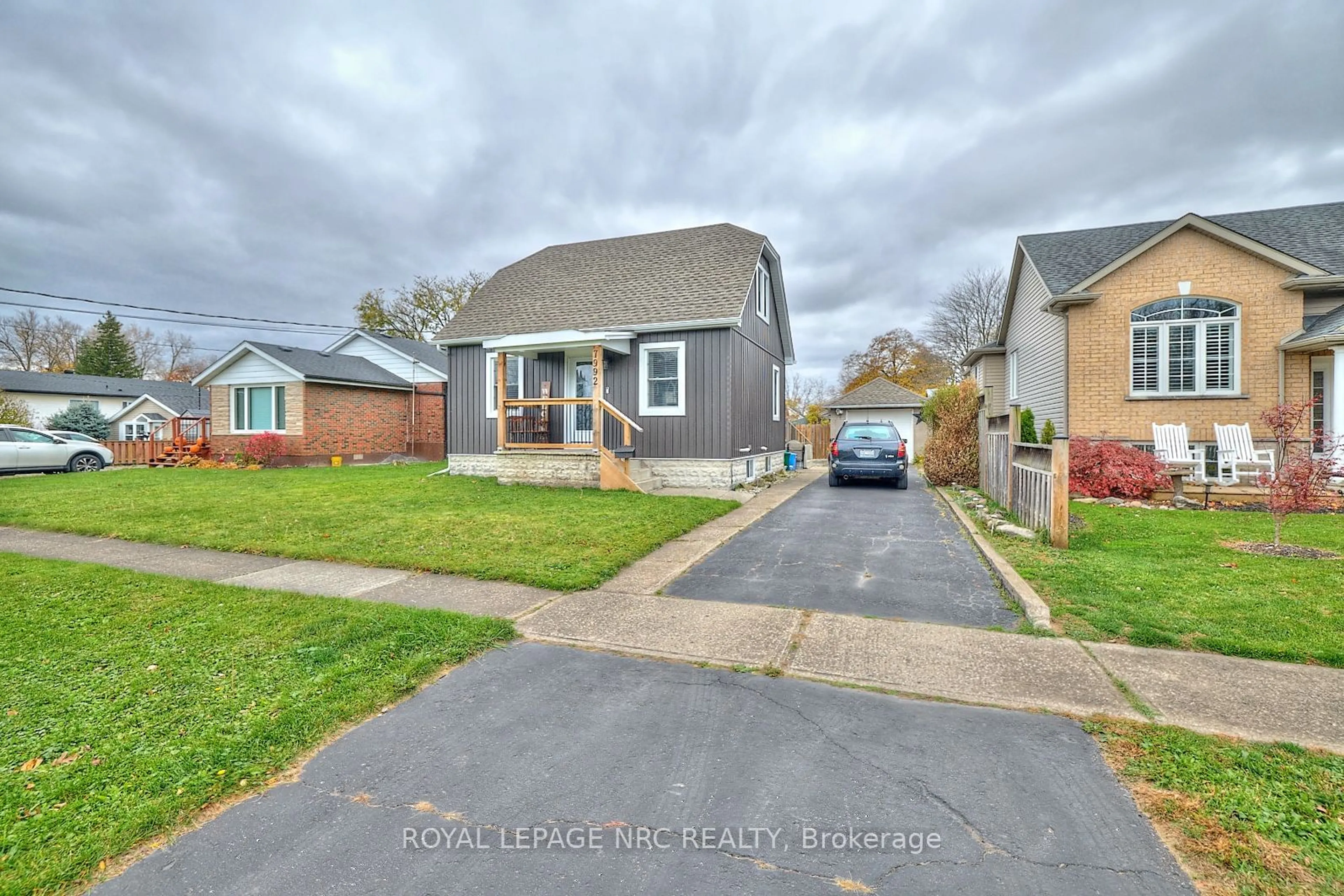 A pic from outside/outdoor area/front of a property/back of a property/a pic from drone, street for 7992 PETER St, Niagara Falls Ontario L2G 6S9