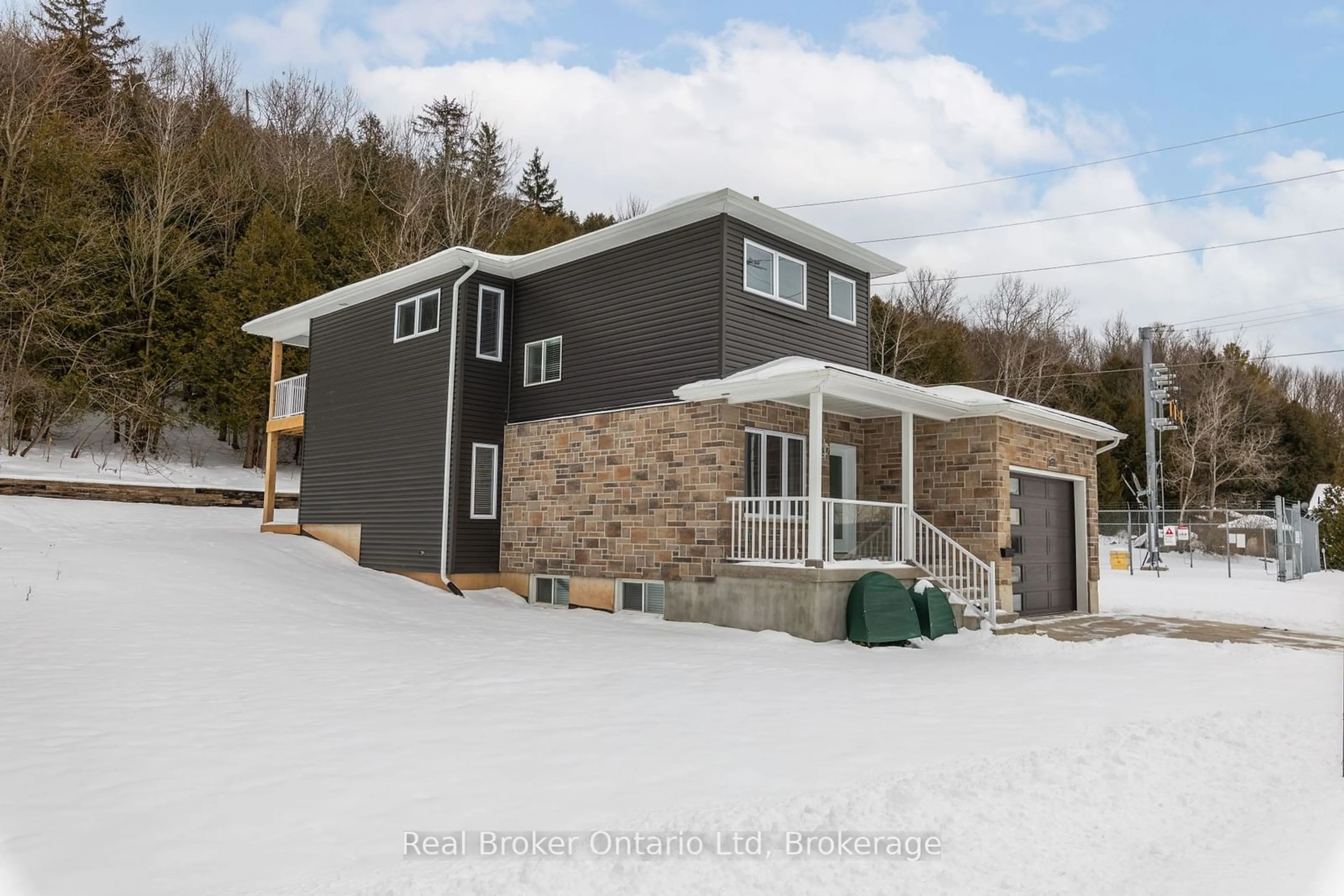 Home with vinyl exterior material, mountain view for 2375 3rd Ave, Owen Sound Ontario N4K 2M5