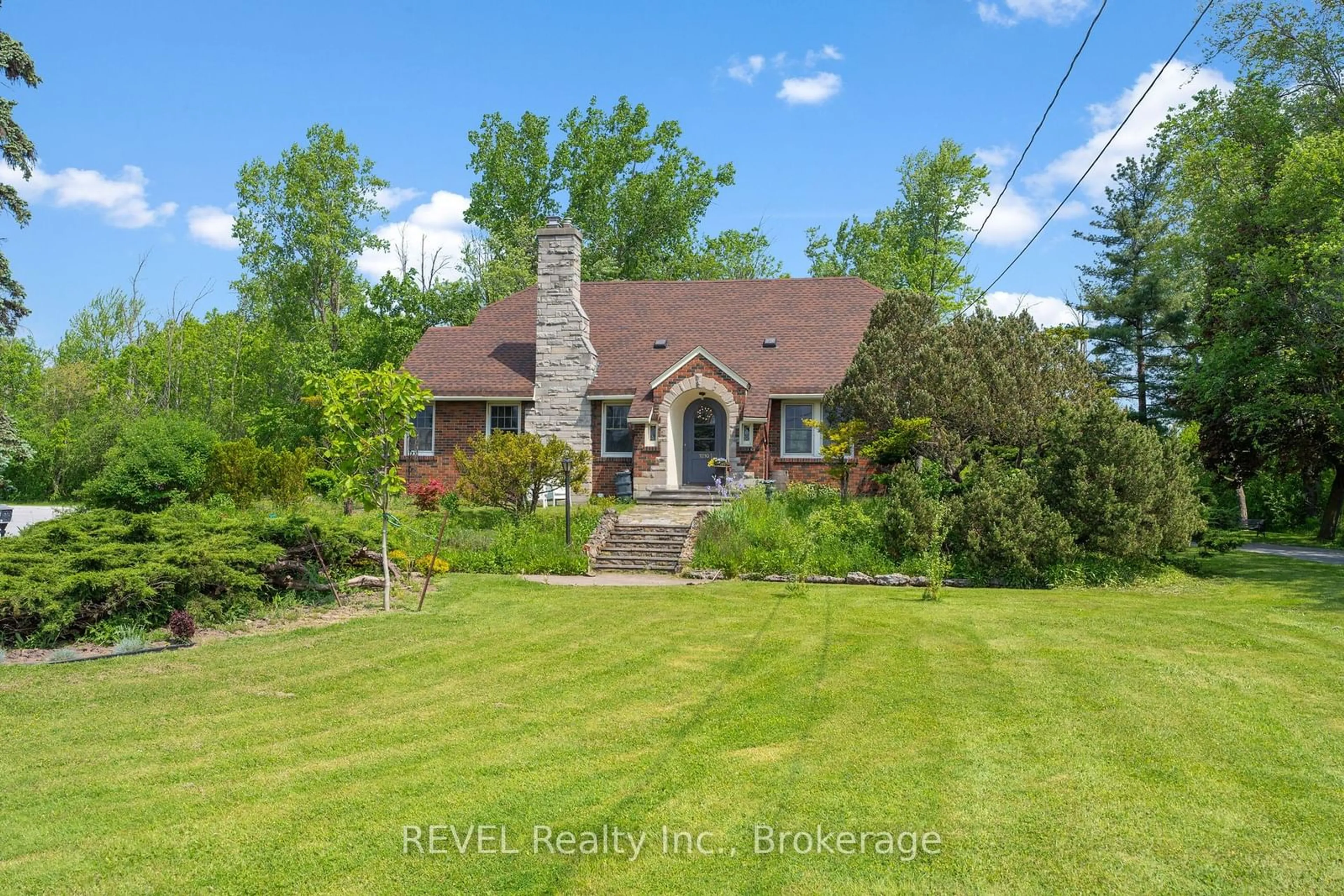 A pic from outside/outdoor area/front of a property/back of a property/a pic from drone, unknown for 1210 Garrison Rd, Fort Erie Ontario L2A 1P1