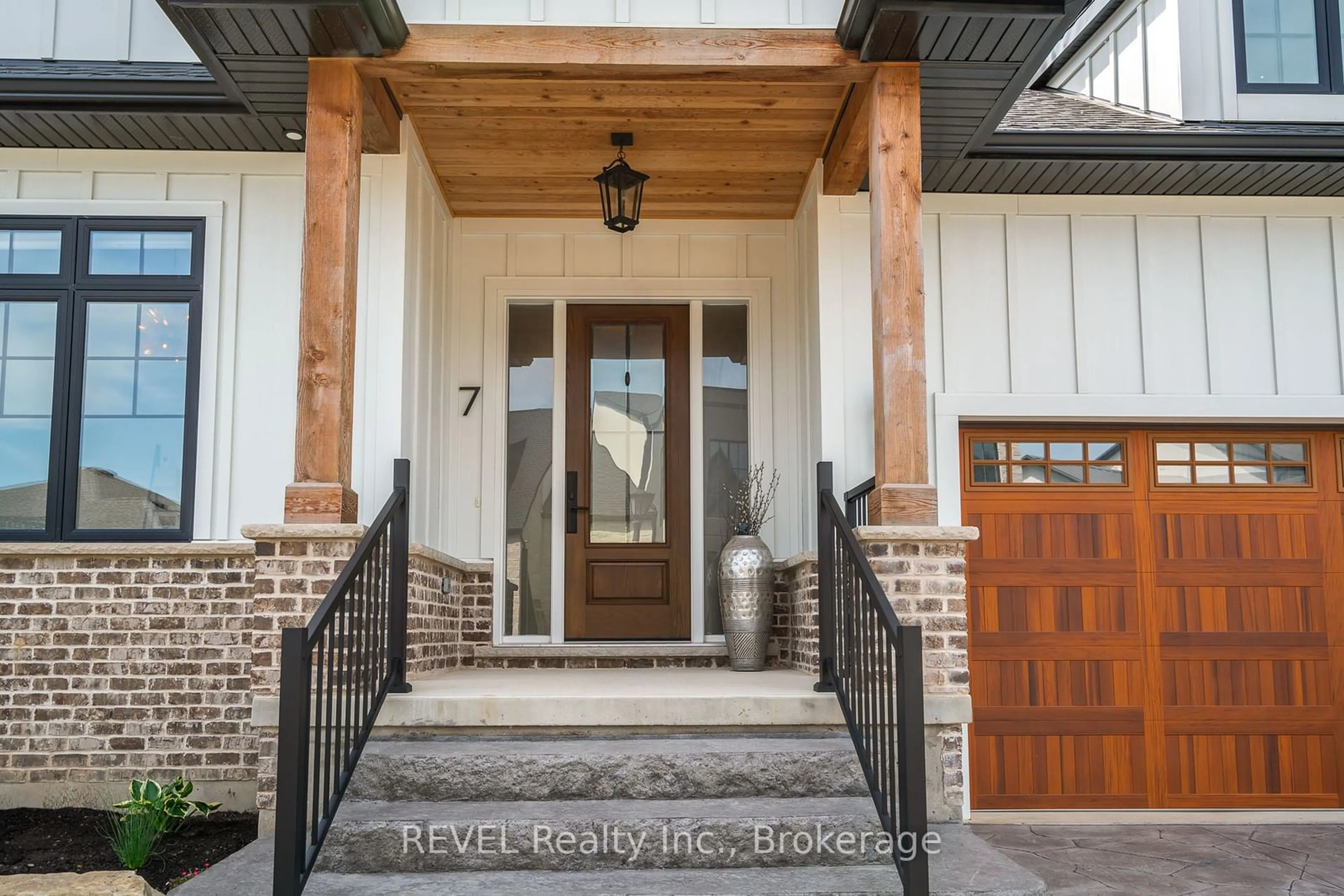 Indoor entryway for 7 Fedorkow Lane, Niagara-on-the-Lake Ontario L0S 1J1