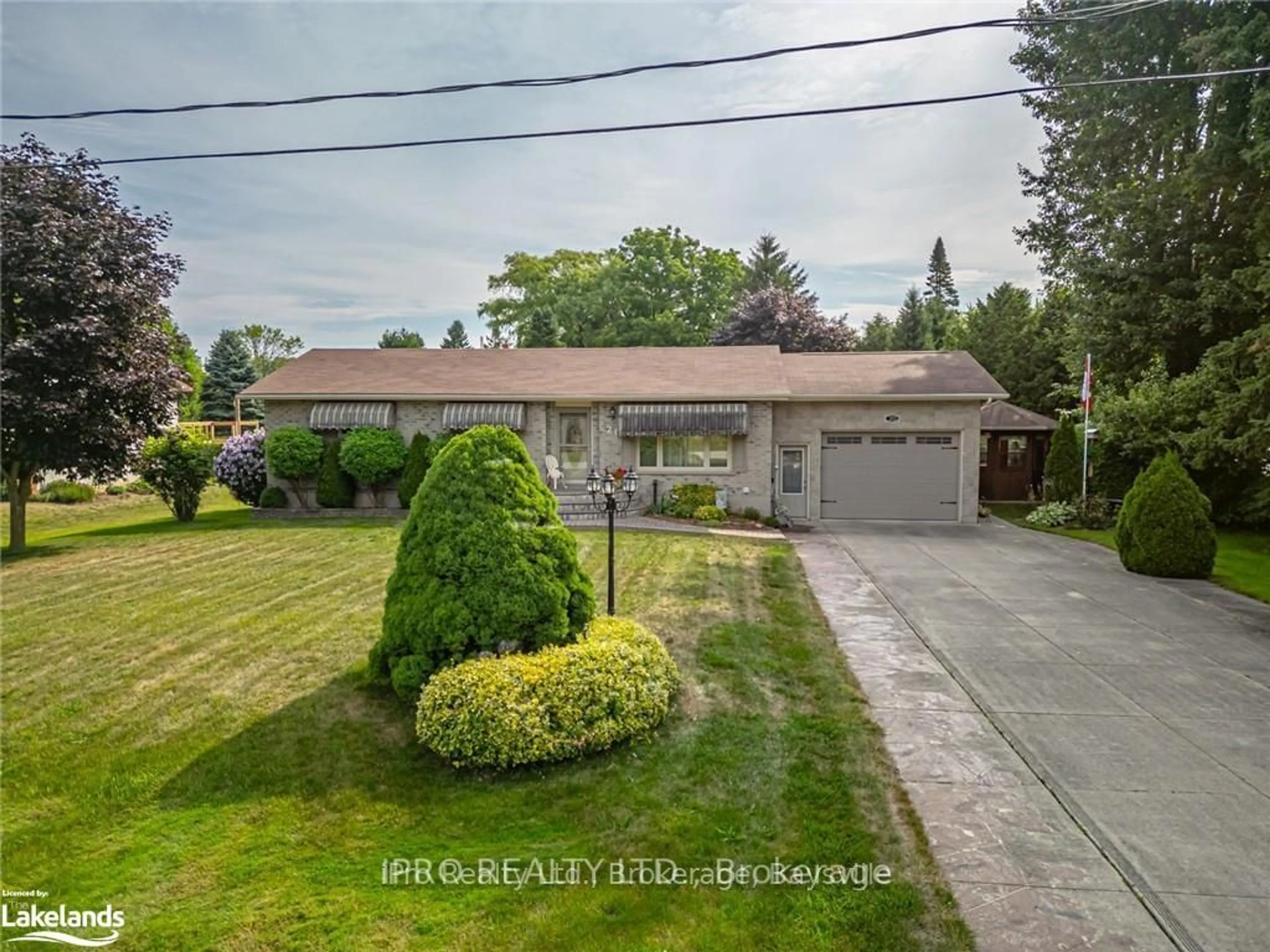 A pic from outside/outdoor area/front of a property/back of a property/a pic from drone, street for 20 GARDINER St, Meaford Ontario N4L 1K9