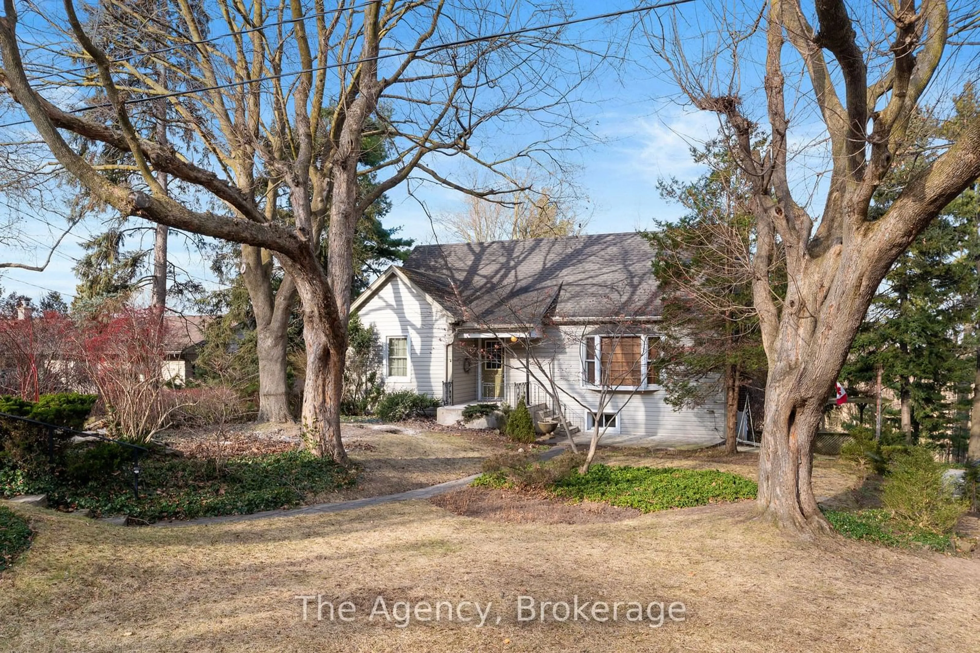 A pic from outside/outdoor area/front of a property/back of a property/a pic from drone, street for 2052 York Rd, Niagara-on-the-Lake Ontario L0S 1J0