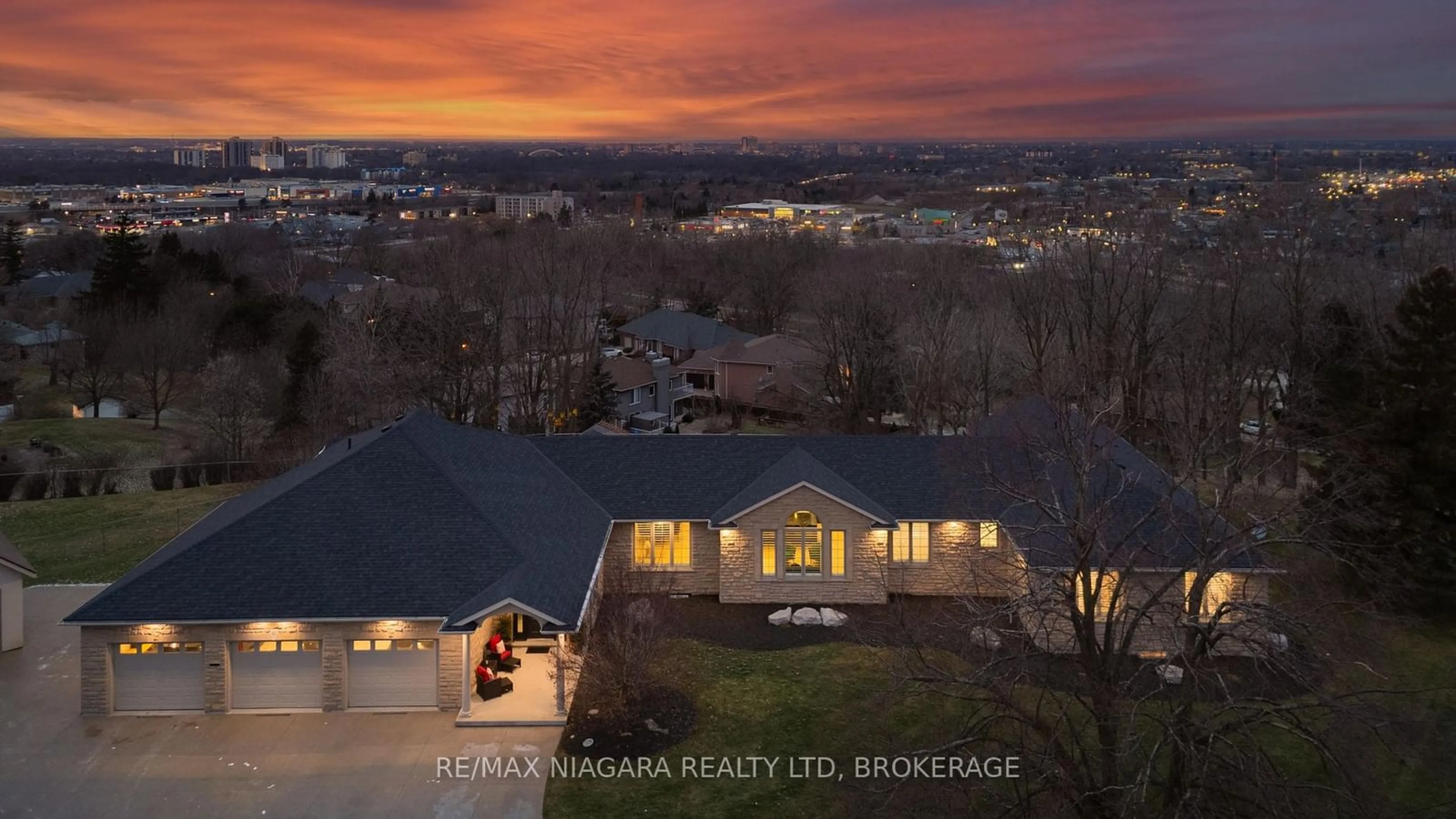 A pic from outside/outdoor area/front of a property/back of a property/a pic from drone, mountain view for 41 LEESON St, St. Catharines Ontario L2T 2R5