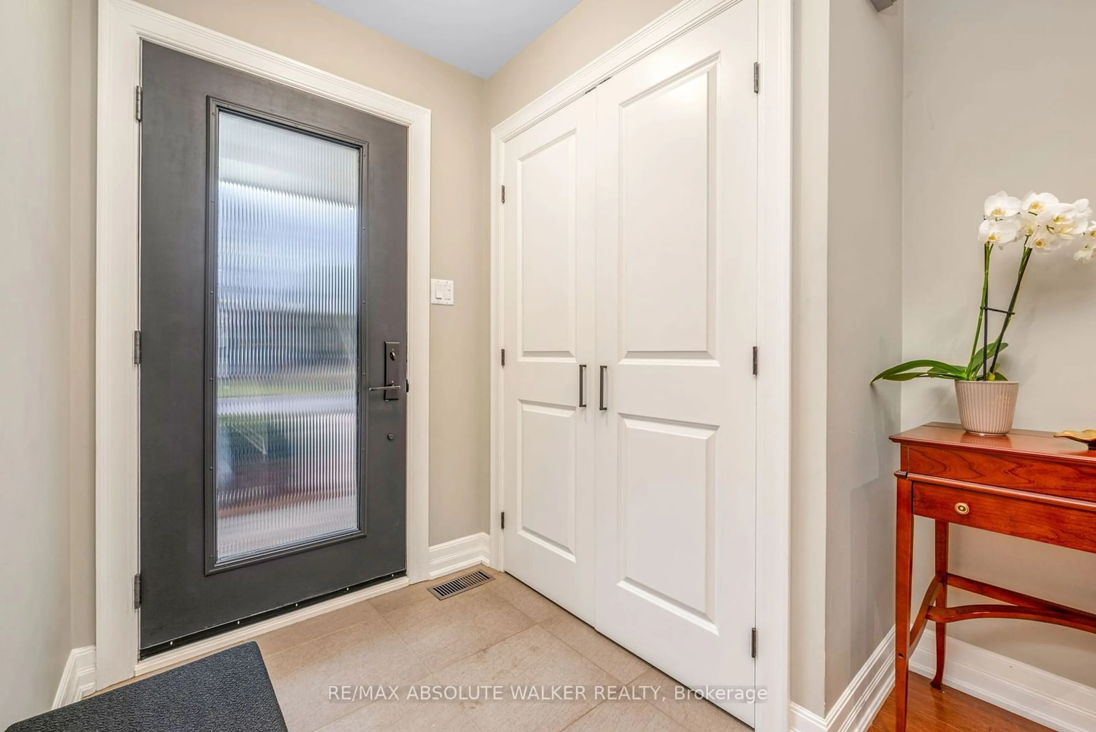 Indoor entryway for 9 Bainbridge Ave, South of Baseline to Knoxdale Ontario K2G 3T1