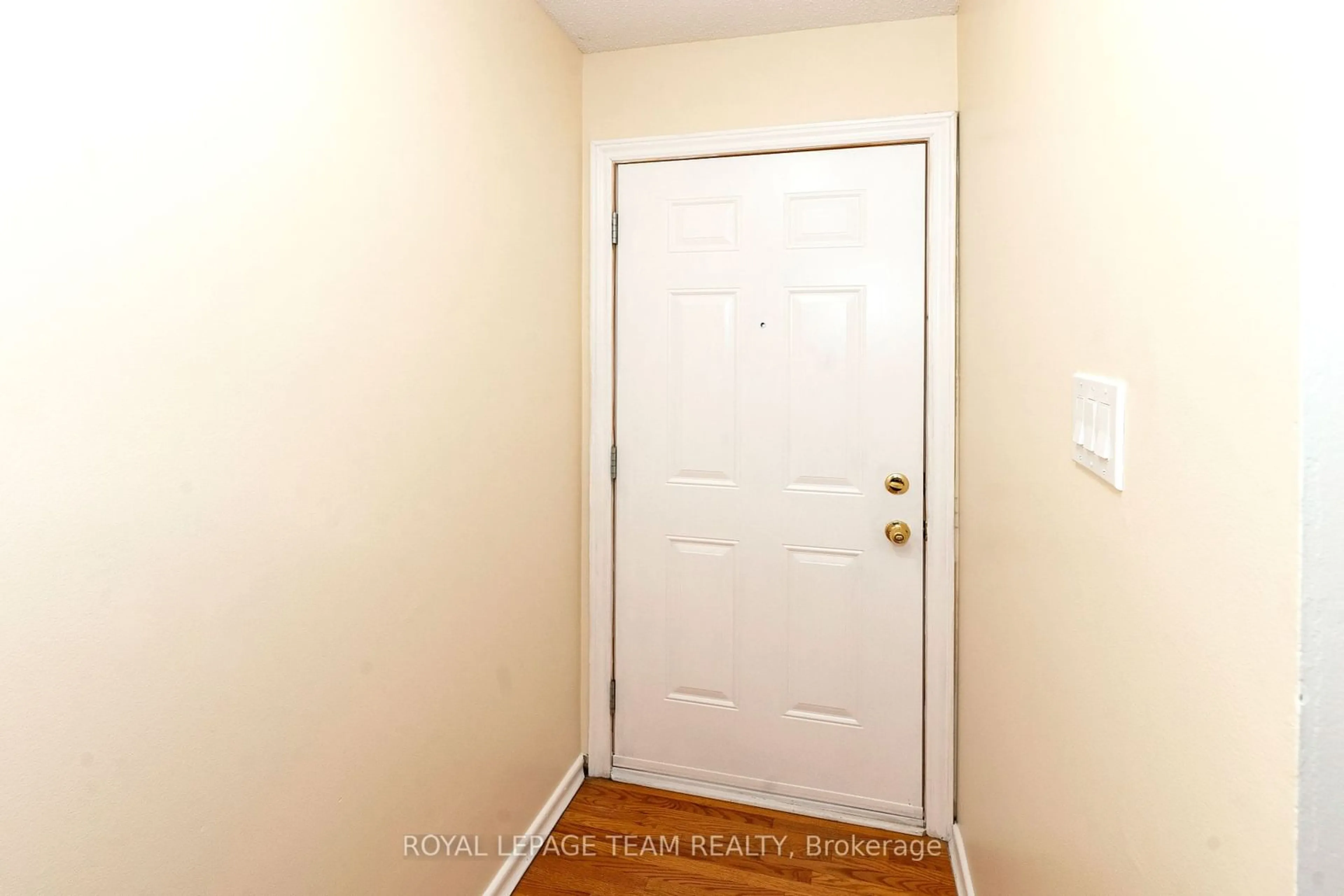 Indoor entryway for 57 Hadley Circ, Bells Corners and South to Fallowfield Ontario K2H 7Z8