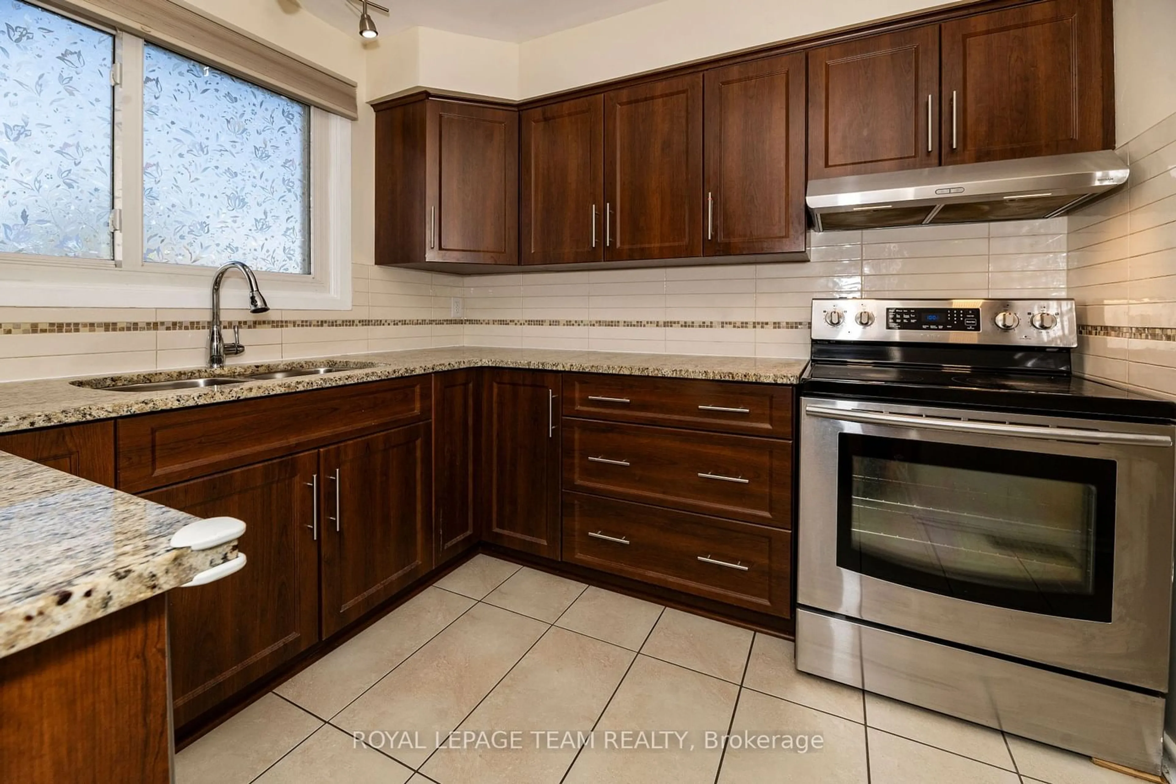 Standard kitchen, ceramic/tile floor for 57 Hadley Circ, Bells Corners and South to Fallowfield Ontario K2H 7Z8