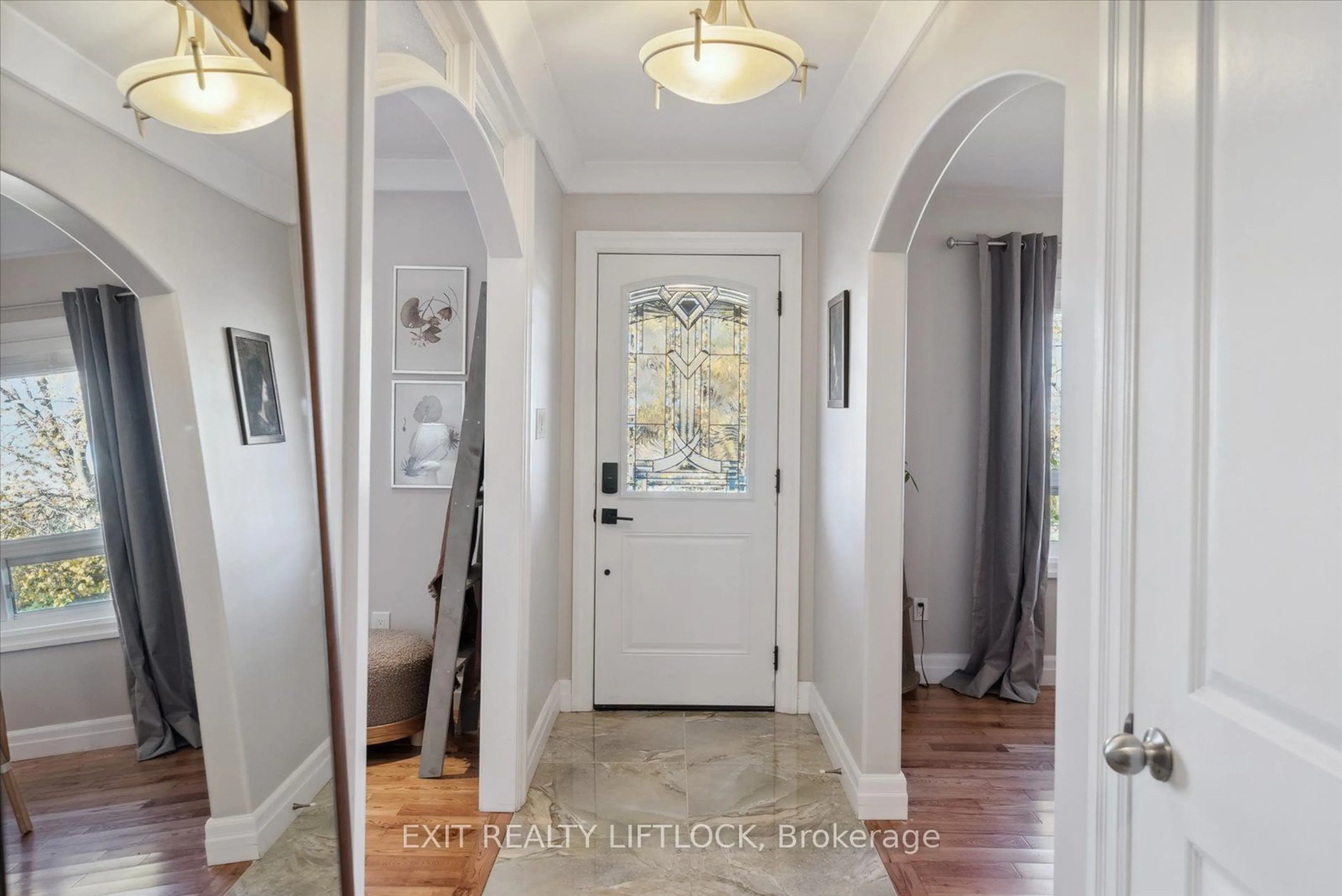 Indoor entryway for 577 Spillsbury Dr, Peterborough Ontario K9K 1K6