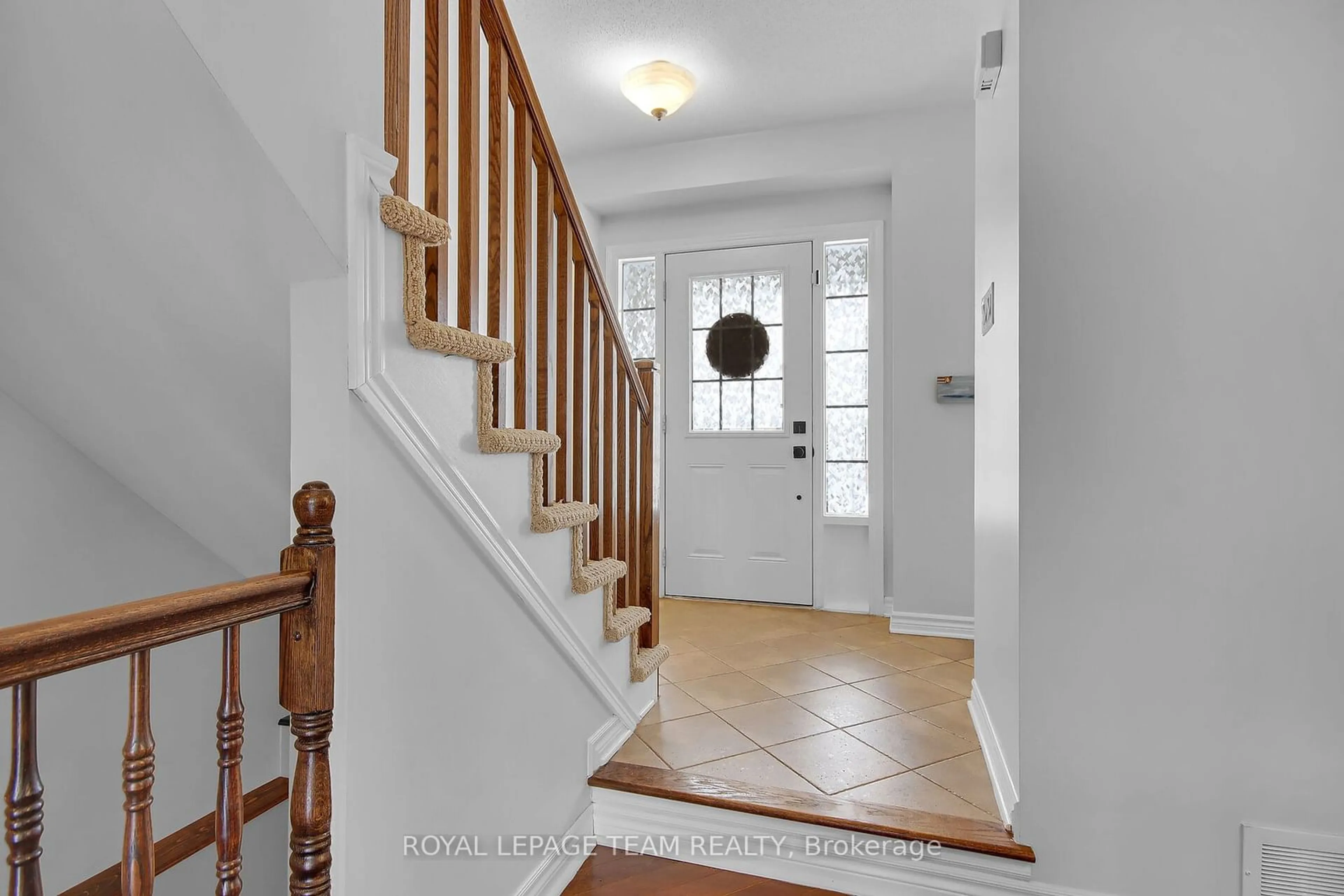 Indoor entryway for 510 Shawondasee St, Stittsville - Munster - Richmond Ontario K2S 0K5