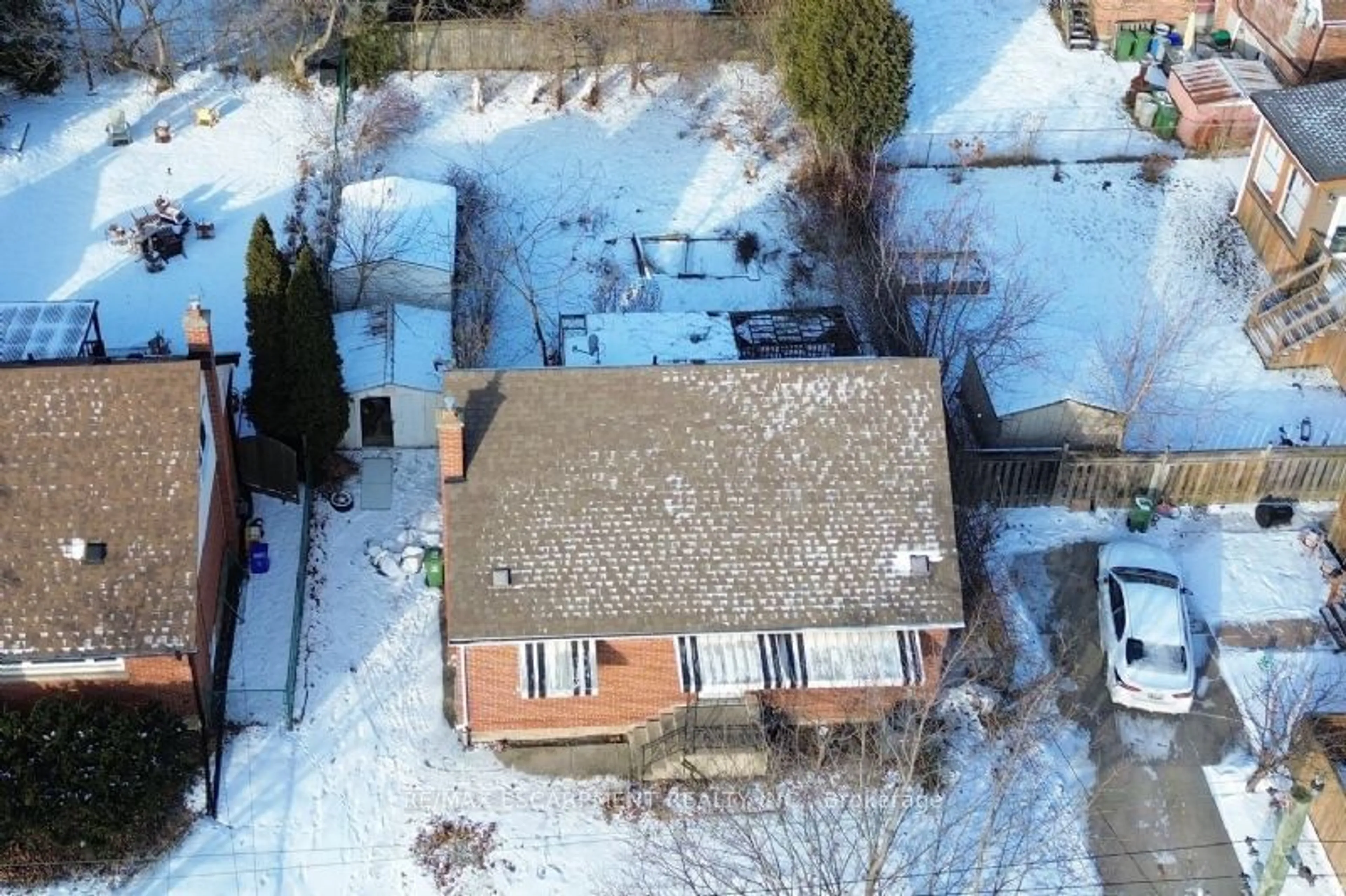 A pic from outside/outdoor area/front of a property/back of a property/a pic from drone, street for 160 Rosedale Ave, Hamilton Ontario L8K 4N5