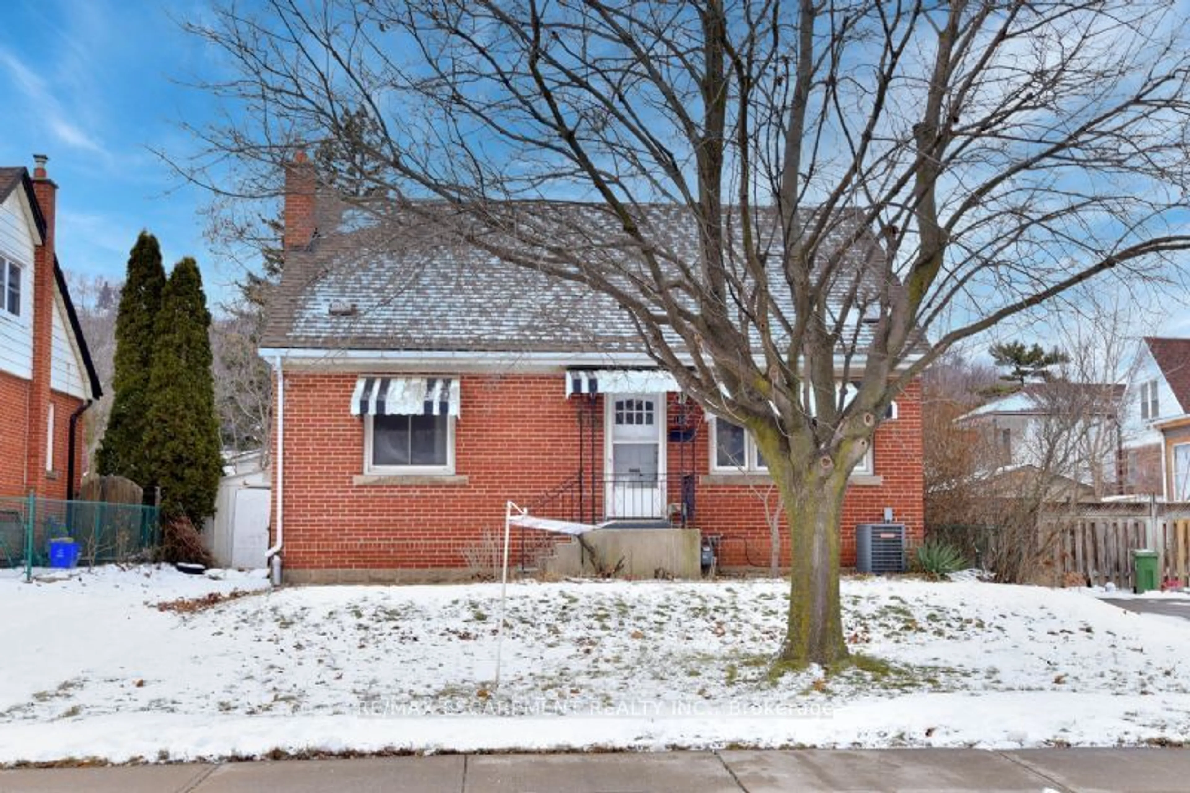 Home with brick exterior material, street for 160 Rosedale Ave, Hamilton Ontario L8K 4N5