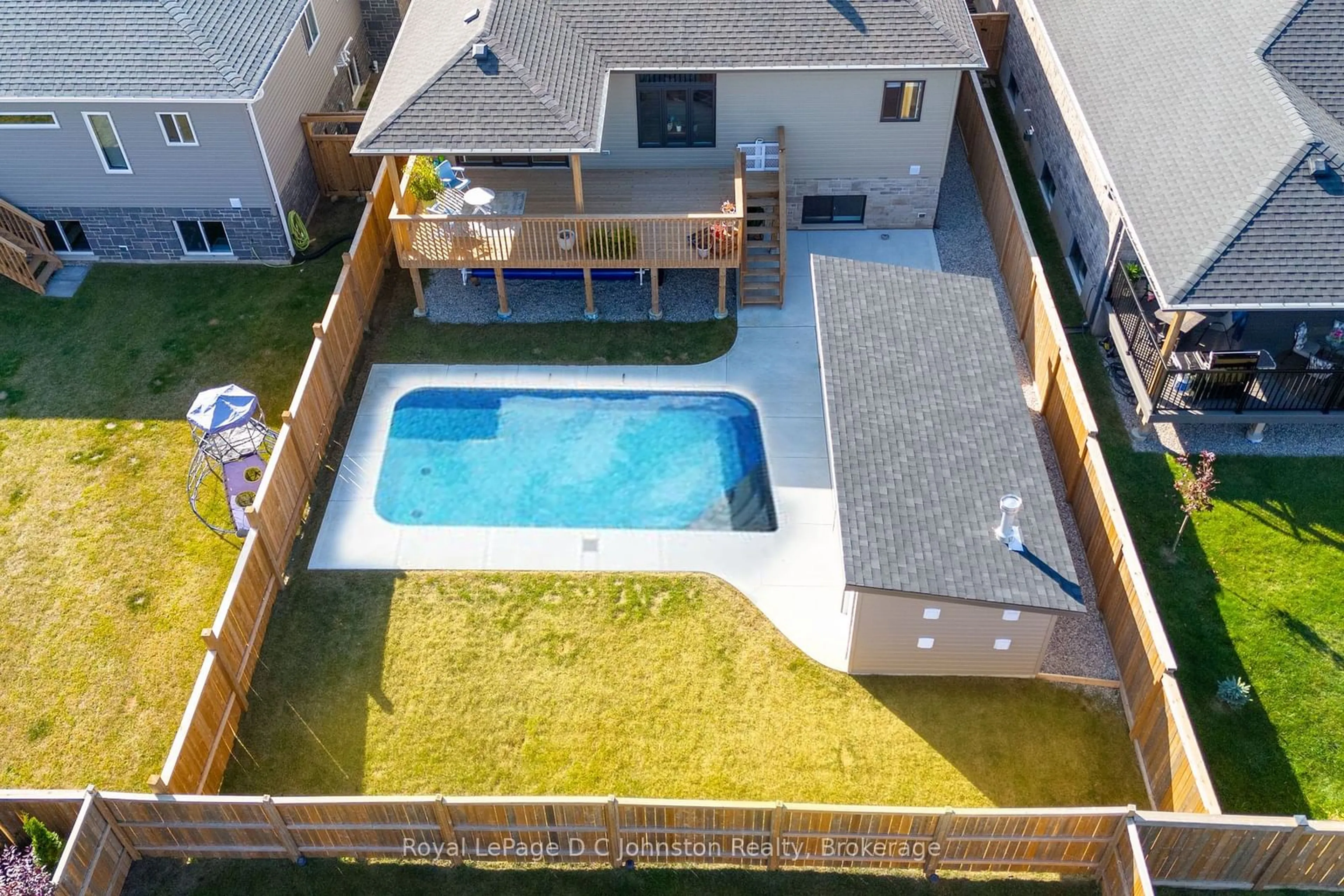 A pic from outside/outdoor area/front of a property/back of a property/a pic from drone, street for 403 Northport Dr, Saugeen Shores Ontario N0H 2C8