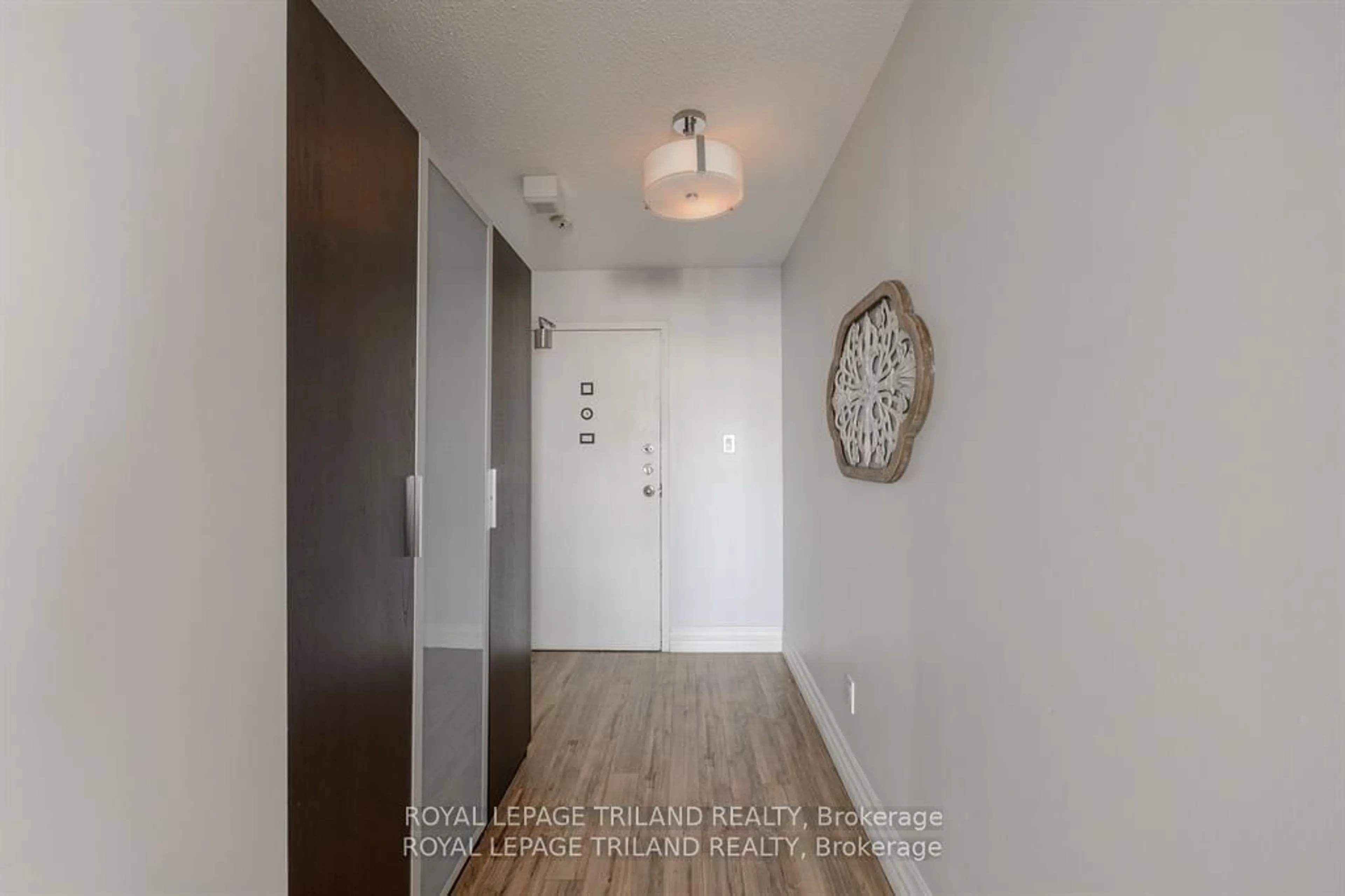 Indoor entryway for 389 Dundas St #2302, London Ontario N6B 3L5