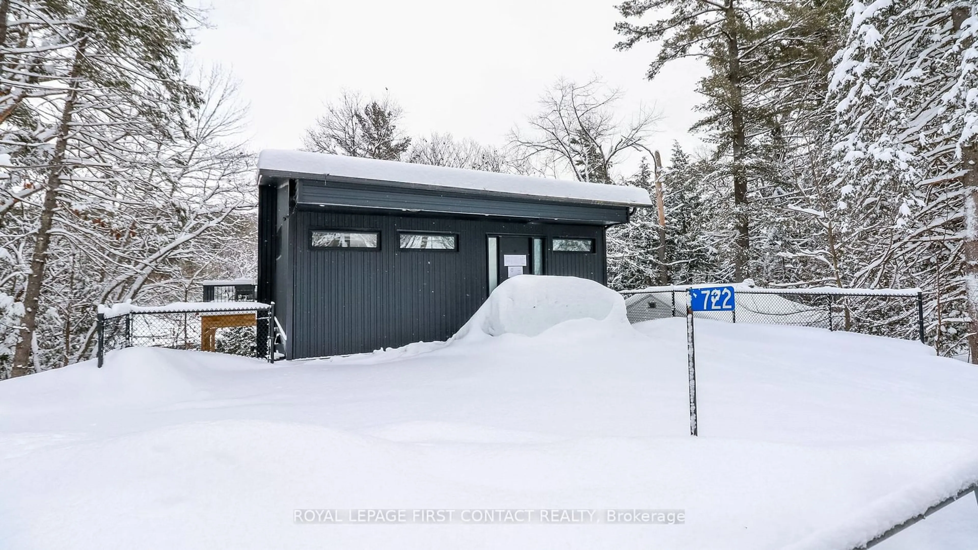 Indoor garage for 722 Muskoka Rd 10 Rd, Huntsville Ontario P0B 1L0