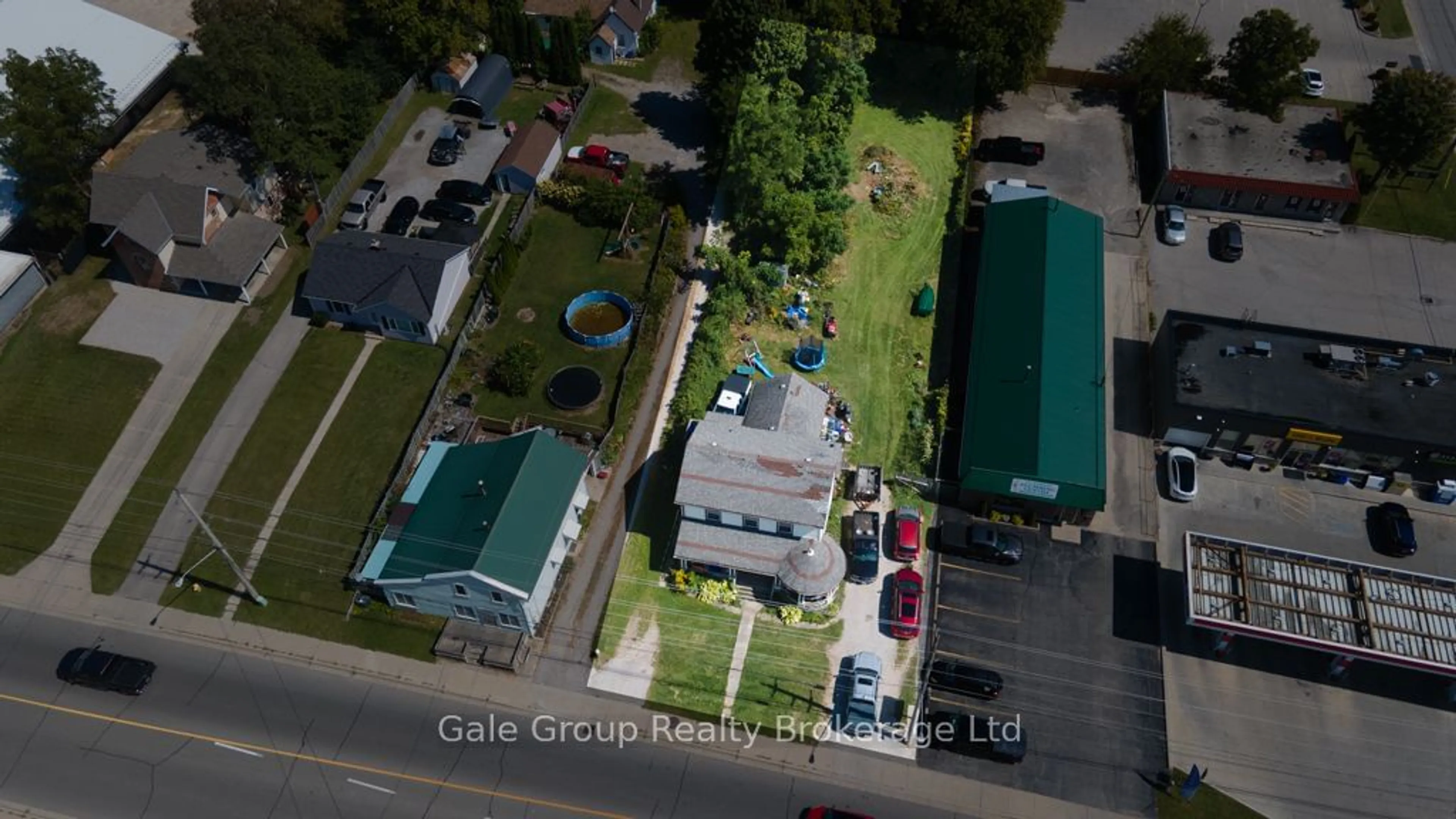 A pic from outside/outdoor area/front of a property/back of a property/a pic from drone, building for 132 TILLSON Ave, Tillsonburg Ontario N4G 3A5