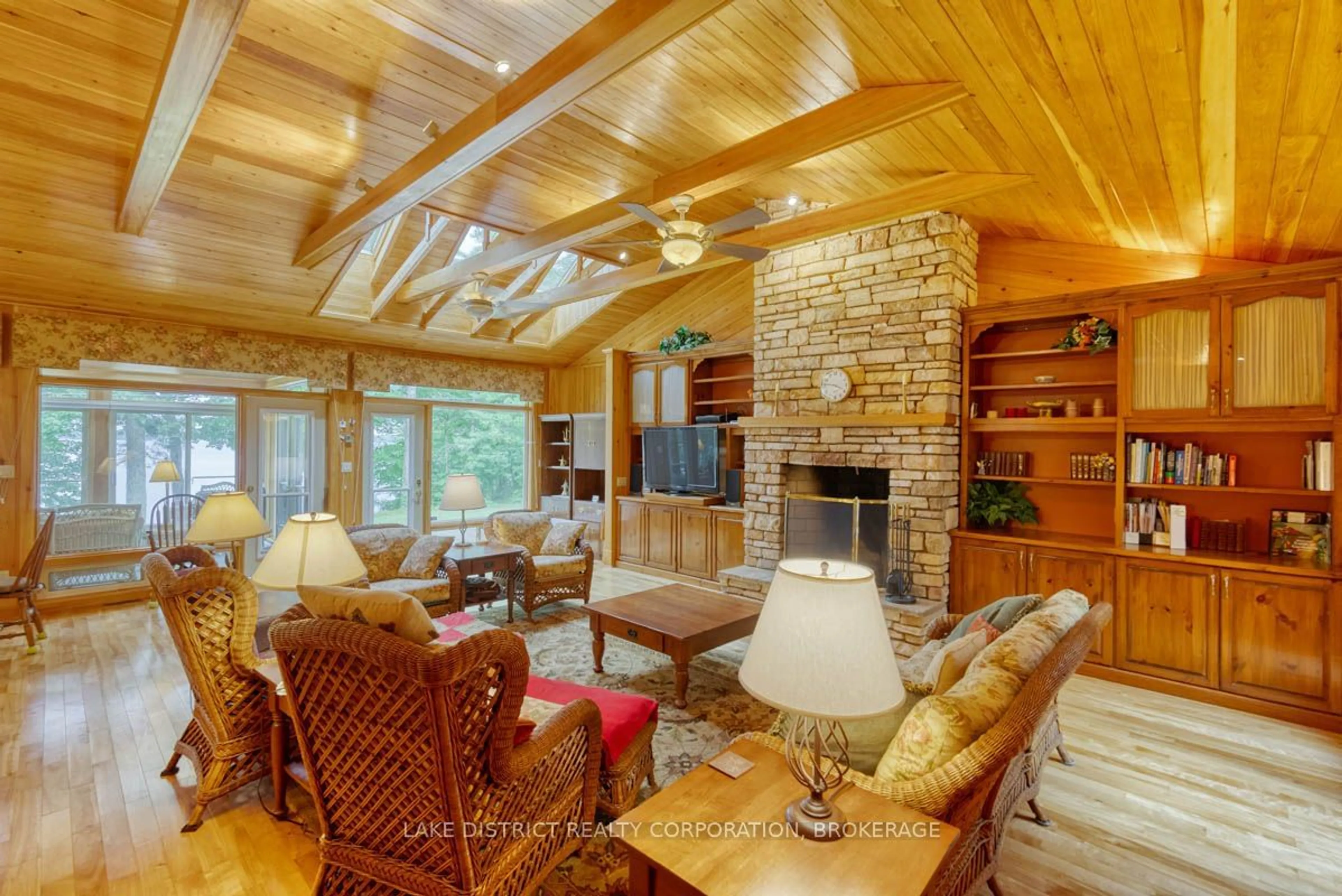 Living room with furniture, wood/laminate floor for 106 OAK HAVEN Lane, South Frontenac Ontario K0H 2V0