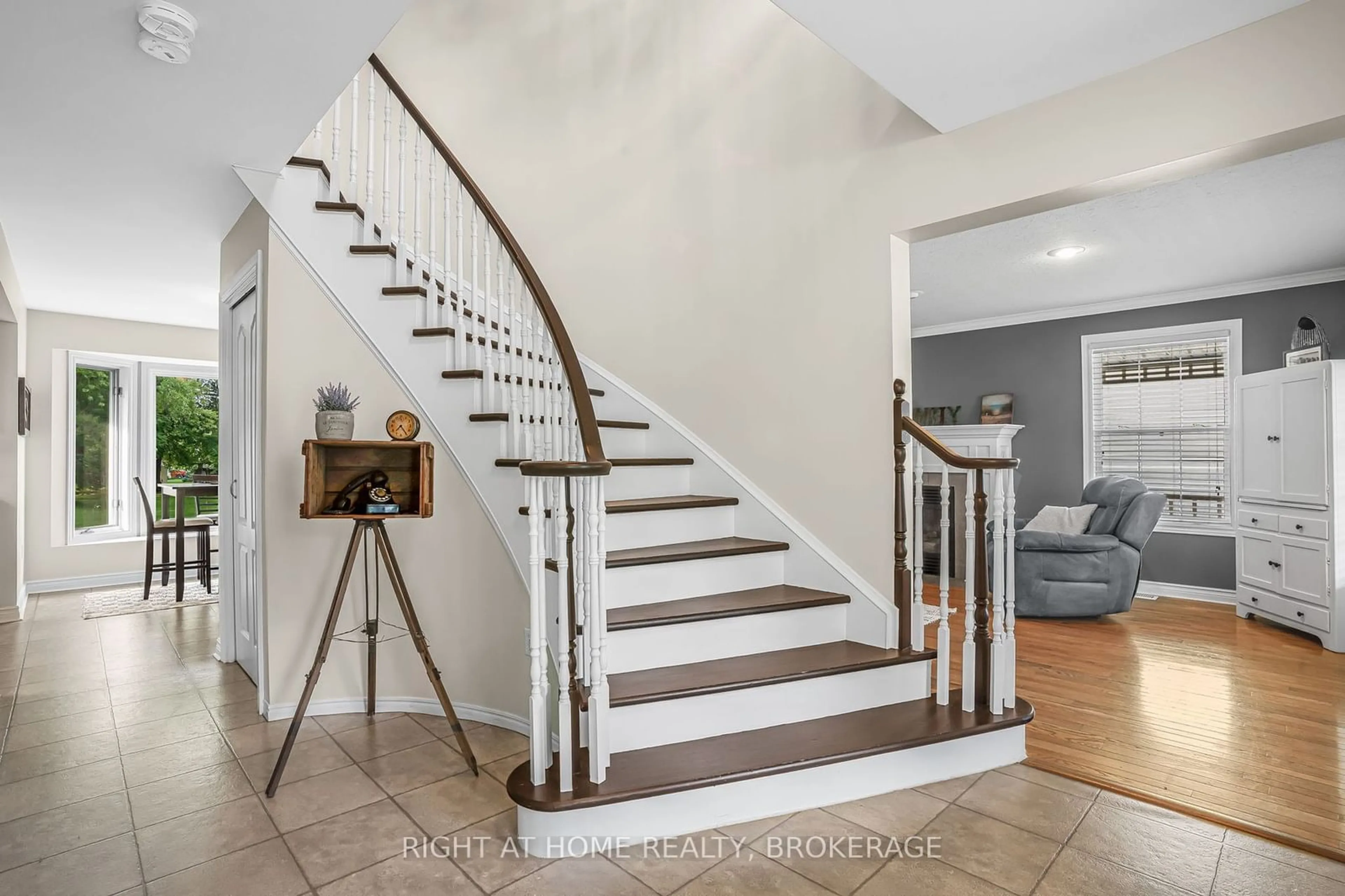 Stairs for 18 Topham Blvd, Welland Ontario L3C 7E1