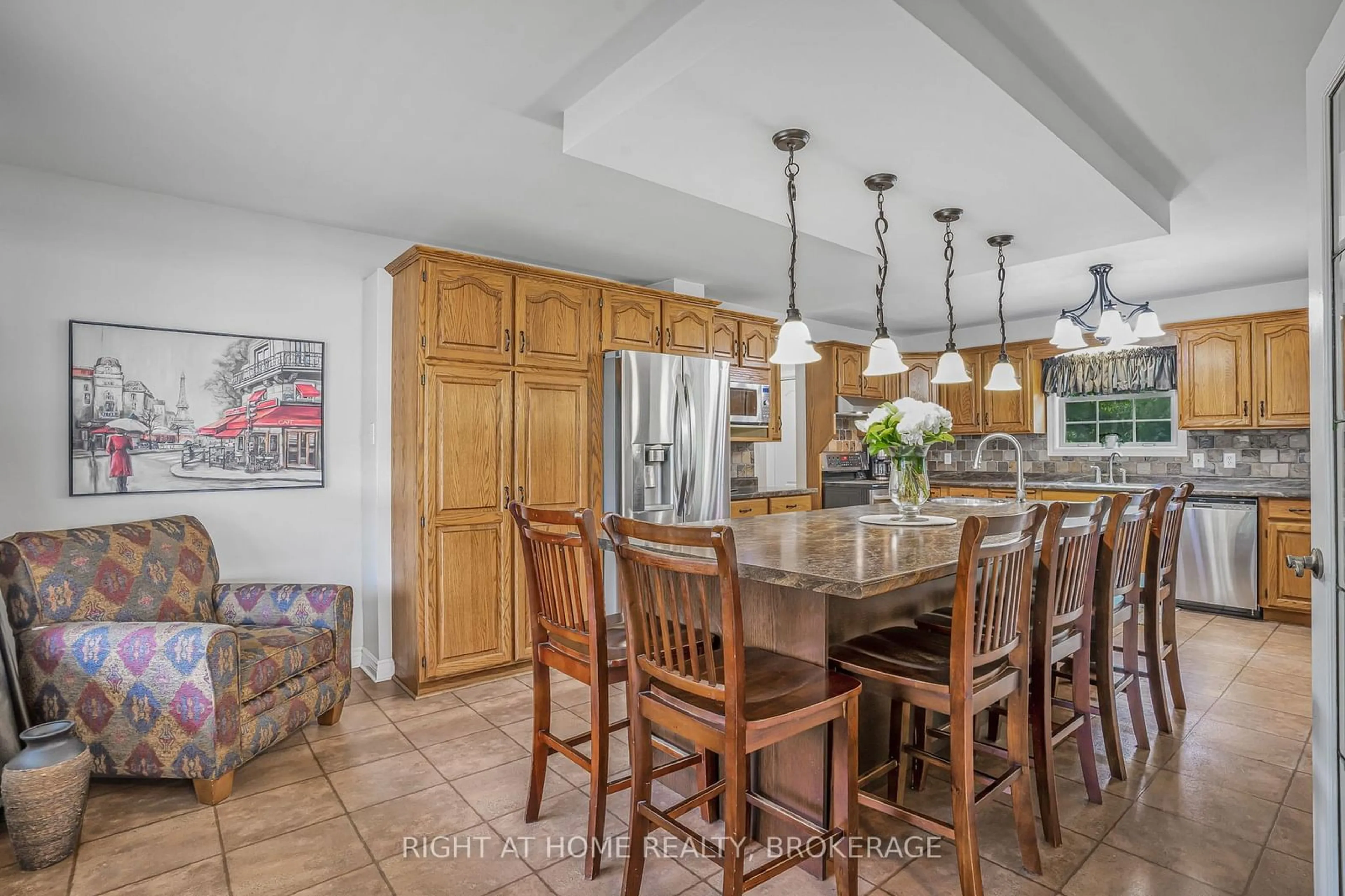 Dining room, ceramic/tile floor for 18 Topham Blvd, Welland Ontario L3C 7E1