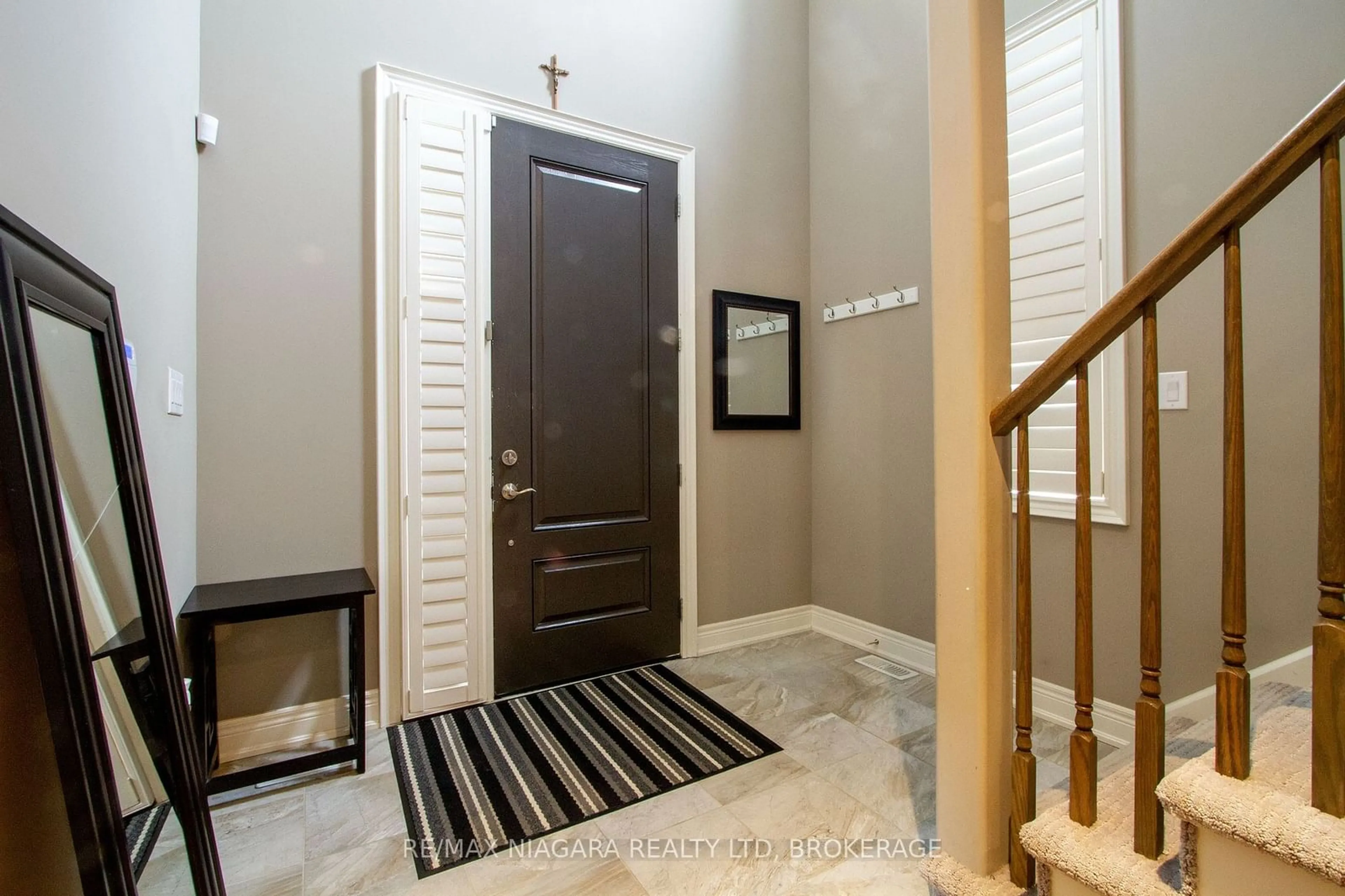 Indoor entryway for 7174 Optimist Lane, Niagara Falls Ontario L2E 0B2