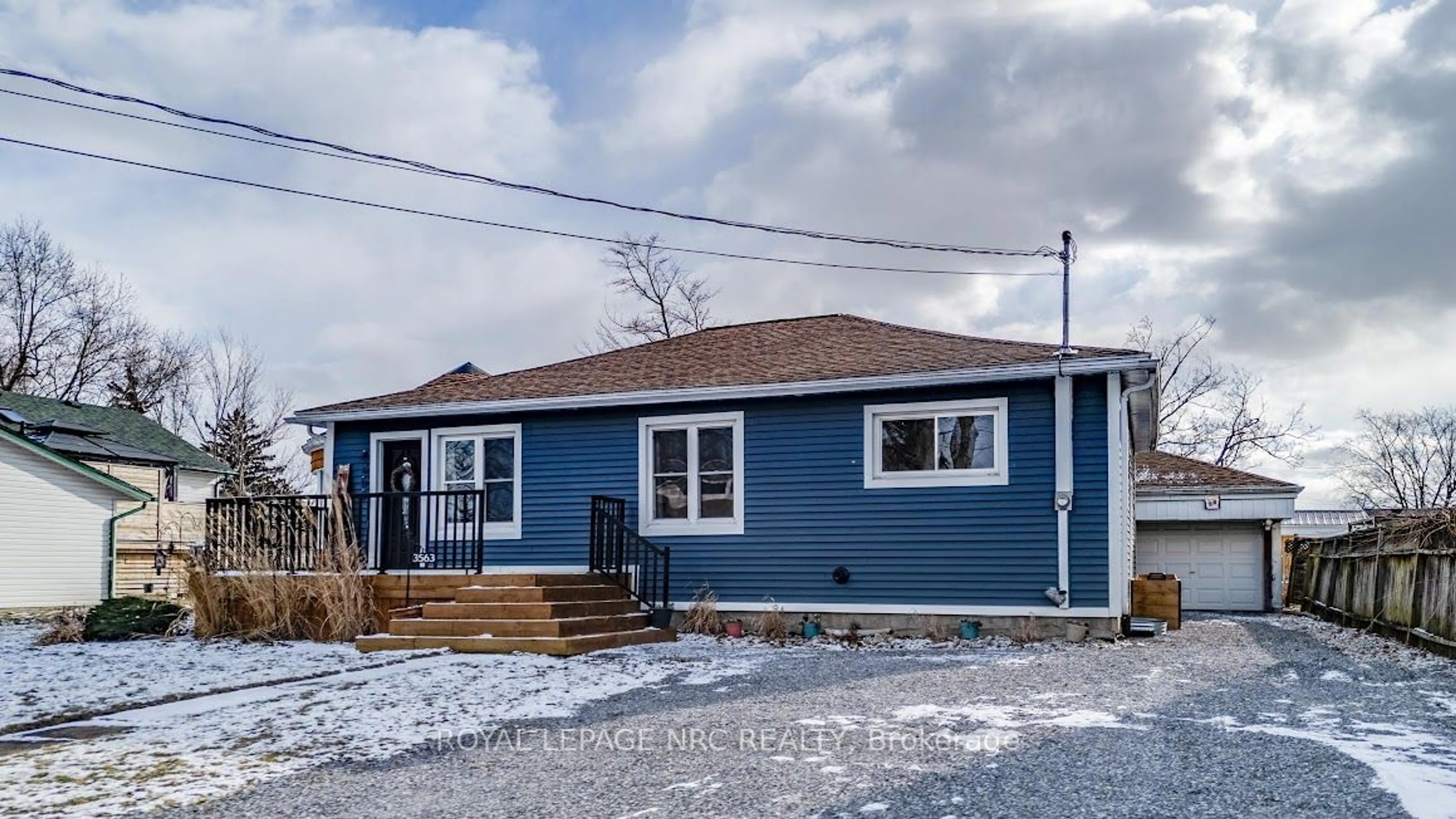 Home with vinyl exterior material, street for 3563 East Main St, Fort Erie Ontario L0S 1S0